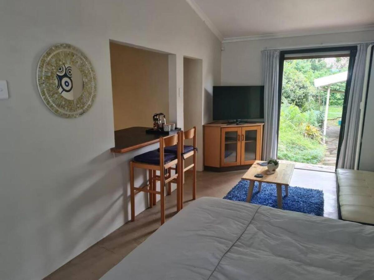 Lovely 1 Queen bed, 1 Sleeper couch Self-catering cottage view 4
