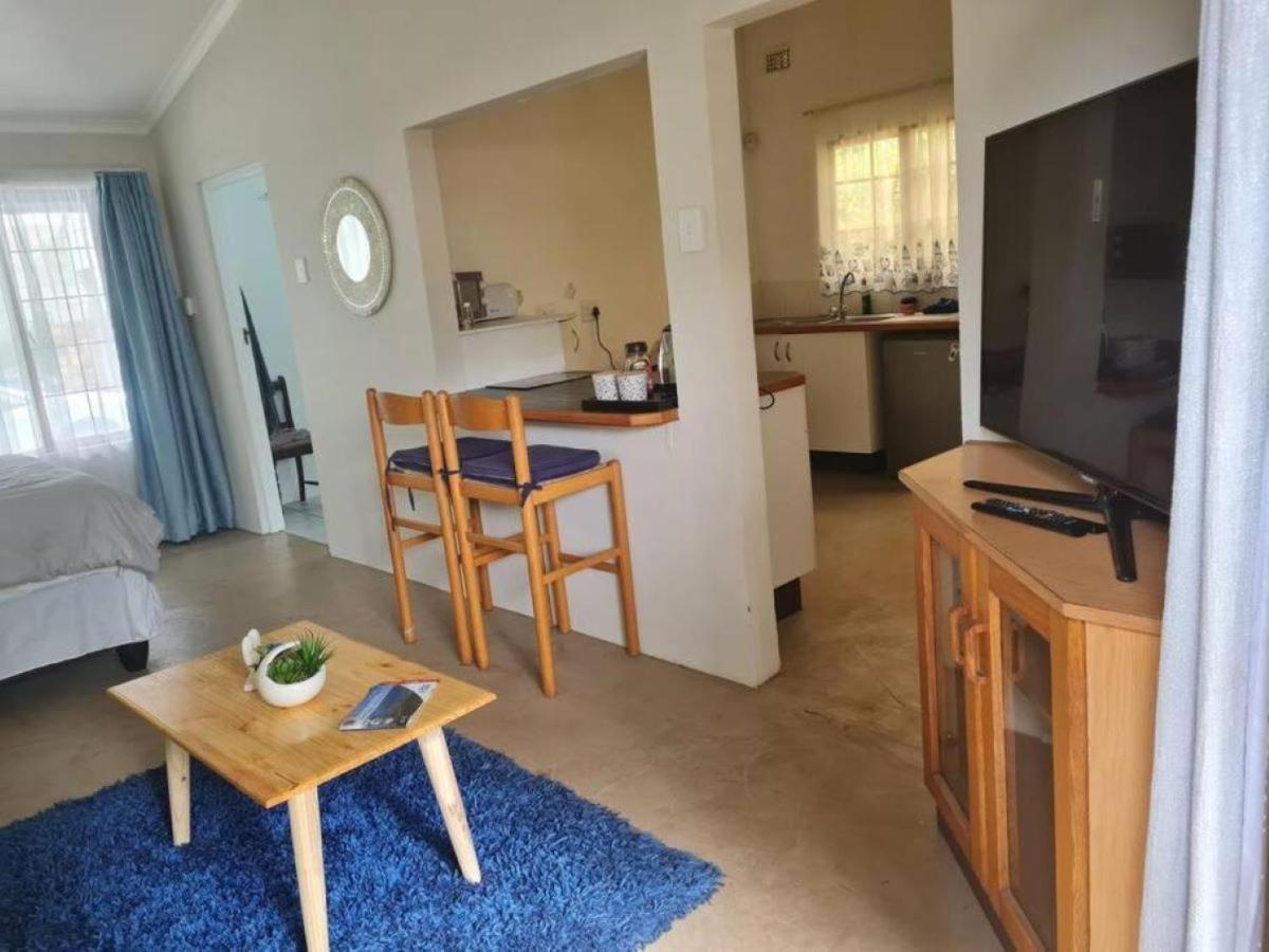 Lovely 1 Queen bed, 1 Sleeper couch Self-catering cottage view 5