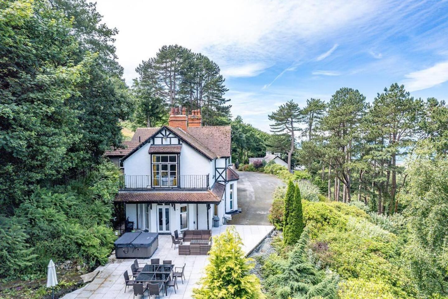 Delightful holiday home with sea views and Hot Tub view 4