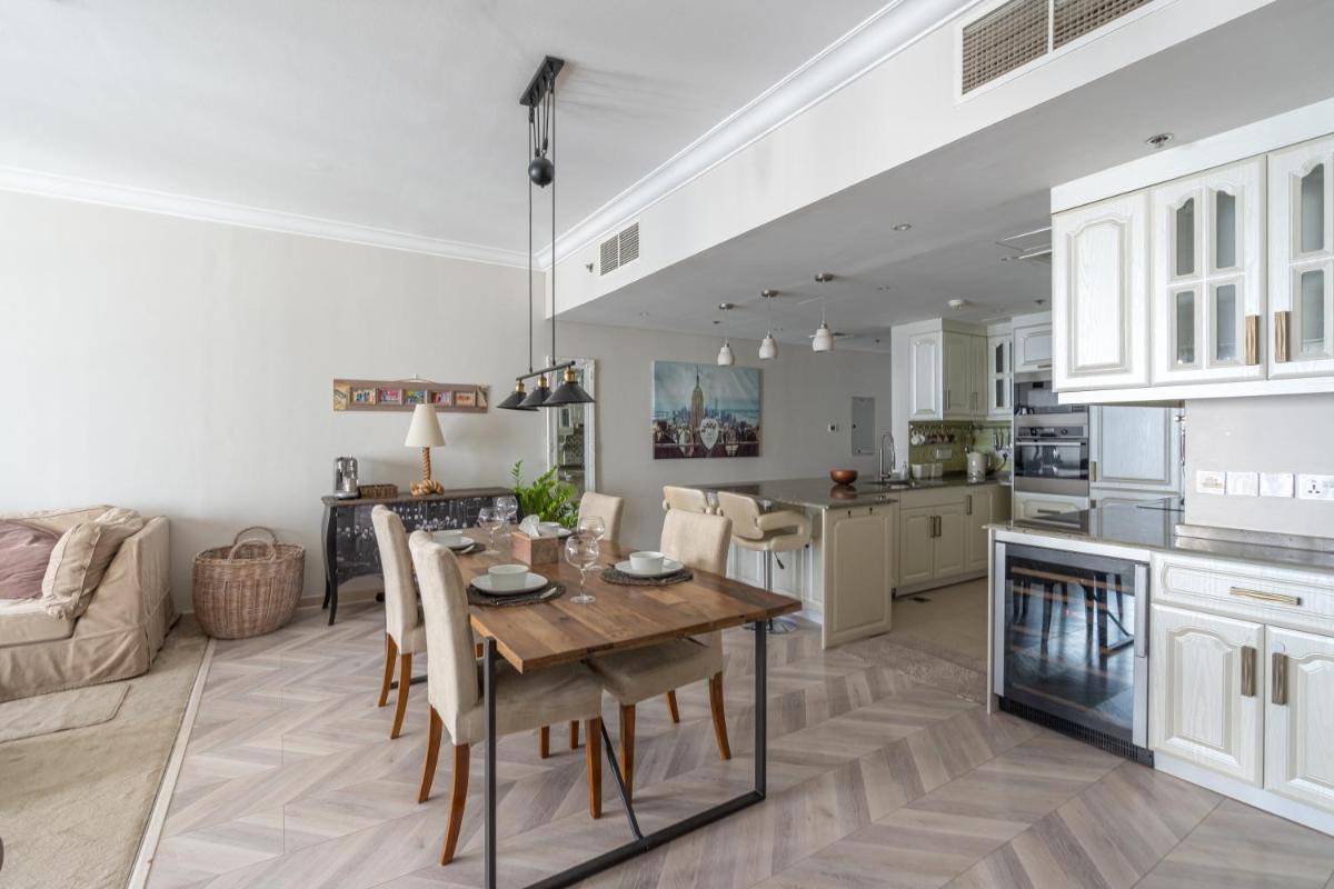 HiGuests - Royal 2BR Apt With Balcony Near Burj Khalifa