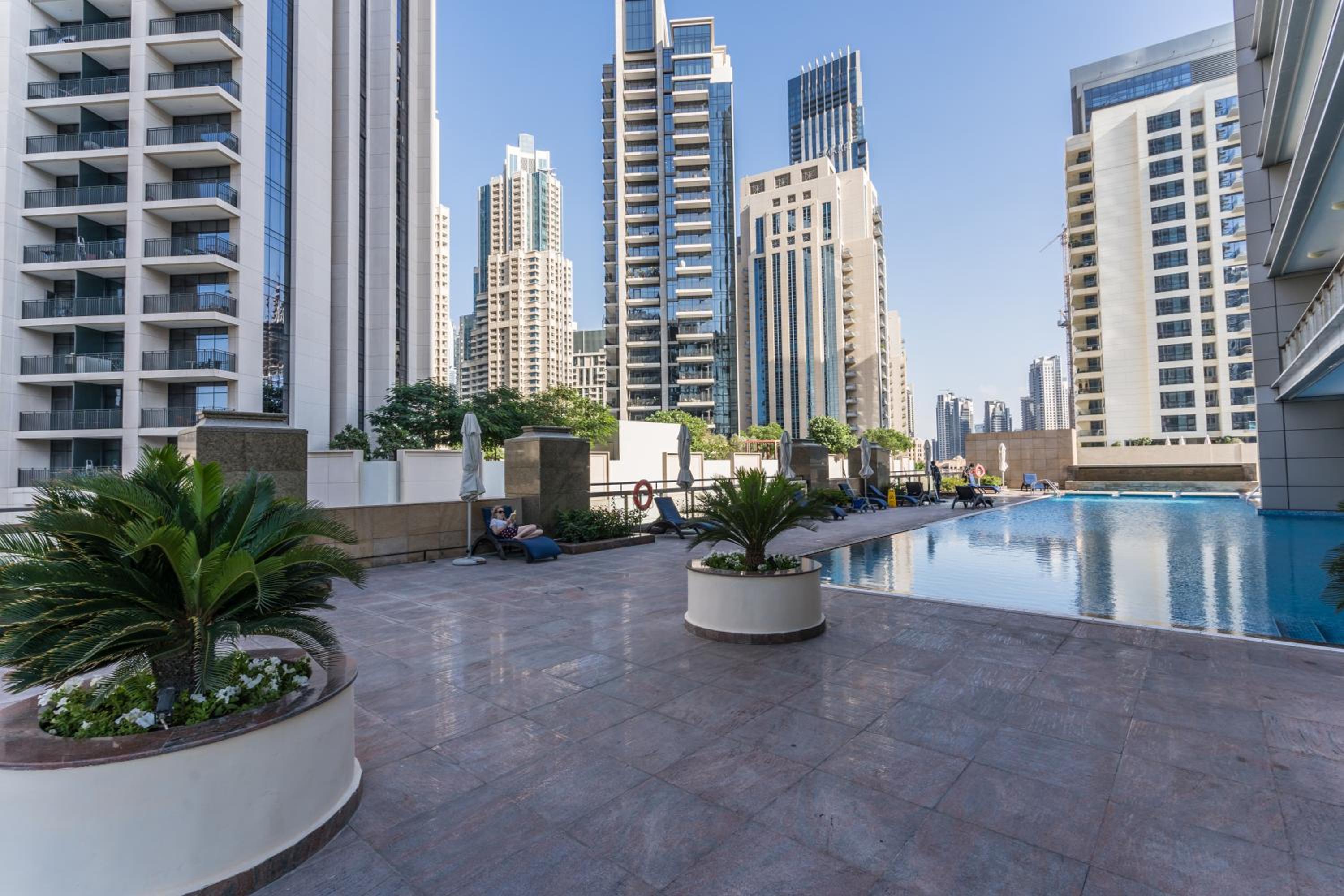 HiGuests - Royal 2BR Apt With Balcony Near Burj Khalifa