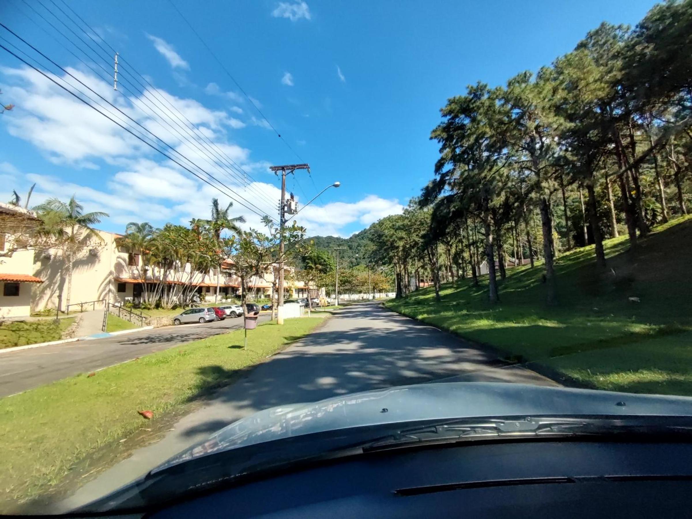 Apartamento até 10 pessoas na enseada Guarujá em condomínio clube praia piscinas salão jogos quadra futebol campo parquinho brinquedos Wi-fi Home office