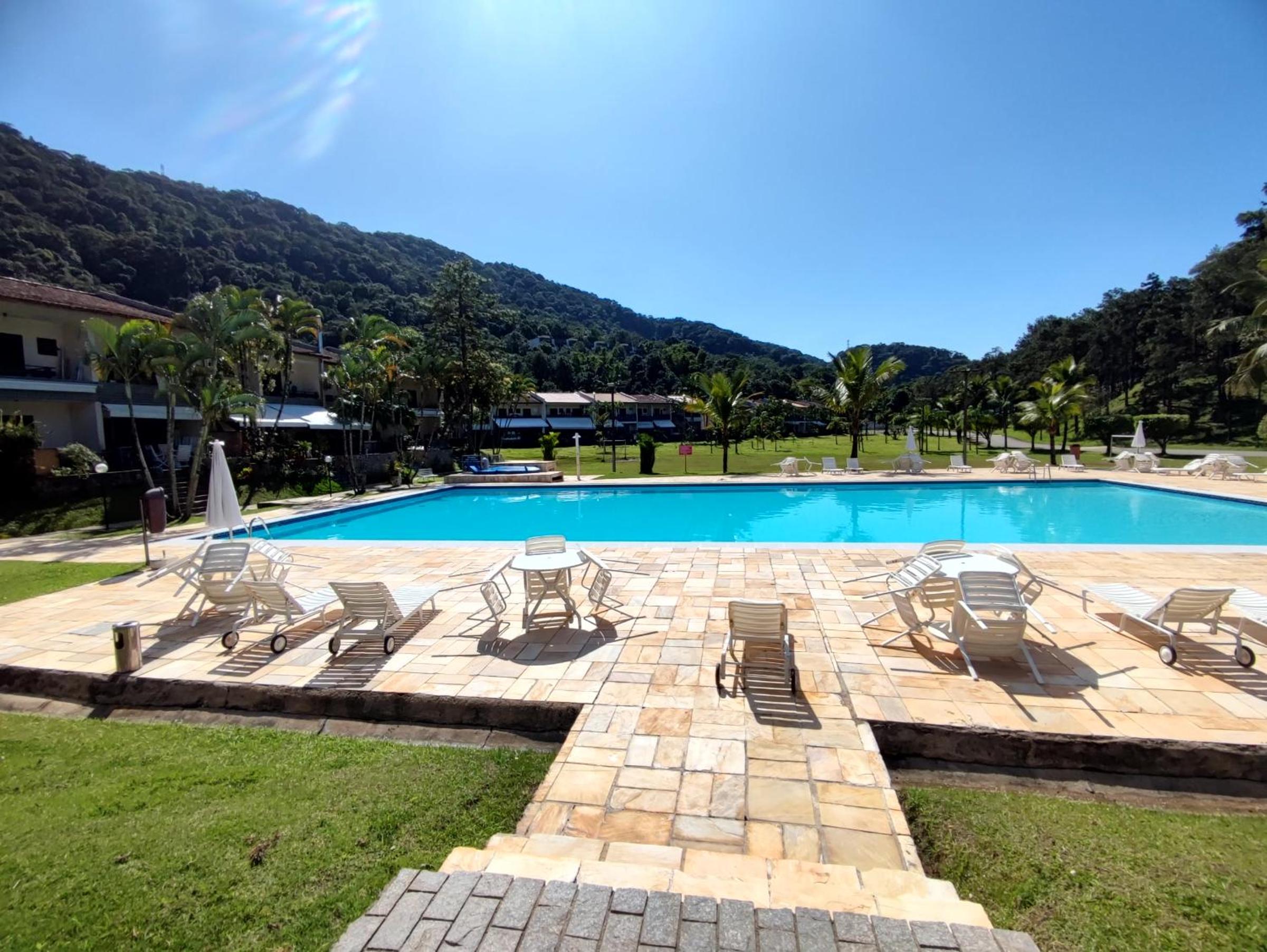 Apartamento até 10 pessoas na enseada Guarujá em condomínio clube praia piscinas salão jogos quadra futebol campo parquinho brinquedos Wi-fi Home office