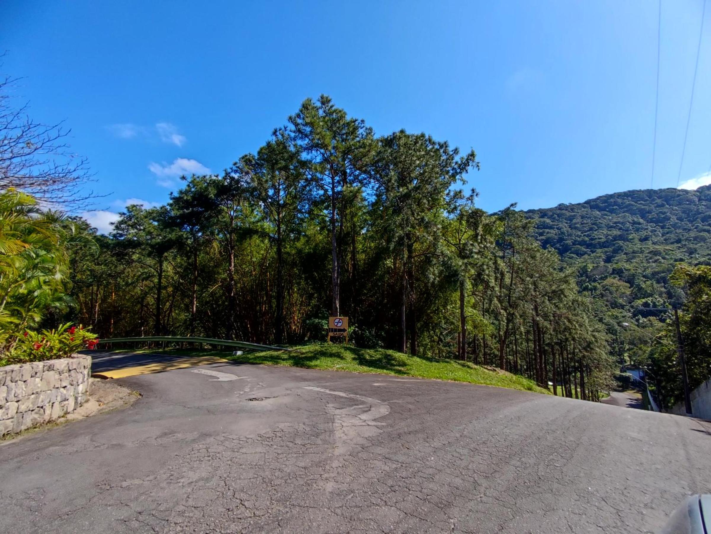 Apartamento até 10 pessoas na enseada Guarujá em condomínio clube praia piscinas salão jogos quadra futebol campo parquinho brinquedos Wi-fi Home office
