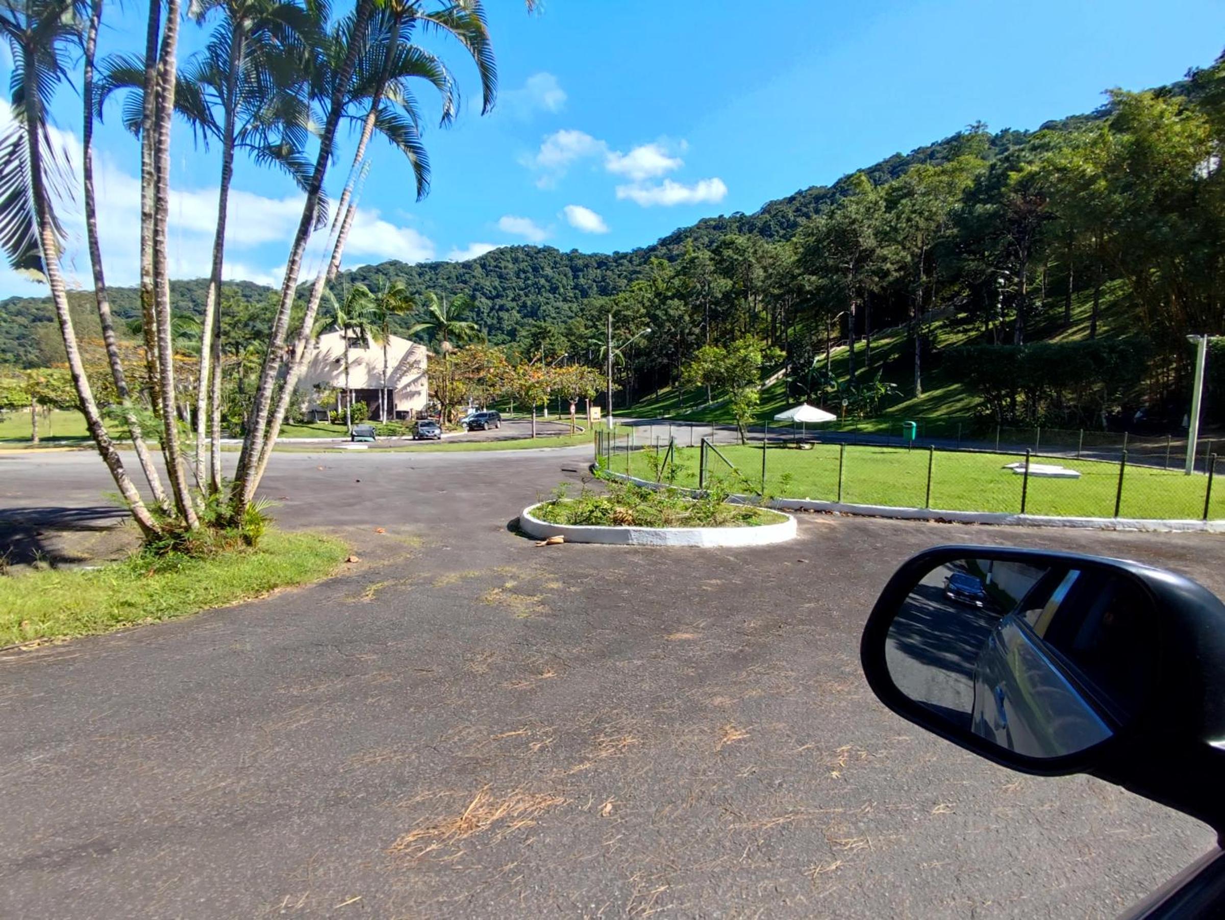 Apartamento até 10 pessoas na enseada Guarujá em condomínio clube praia piscinas salão jogos quadra futebol campo parquinho brinquedos Wi-fi Home office