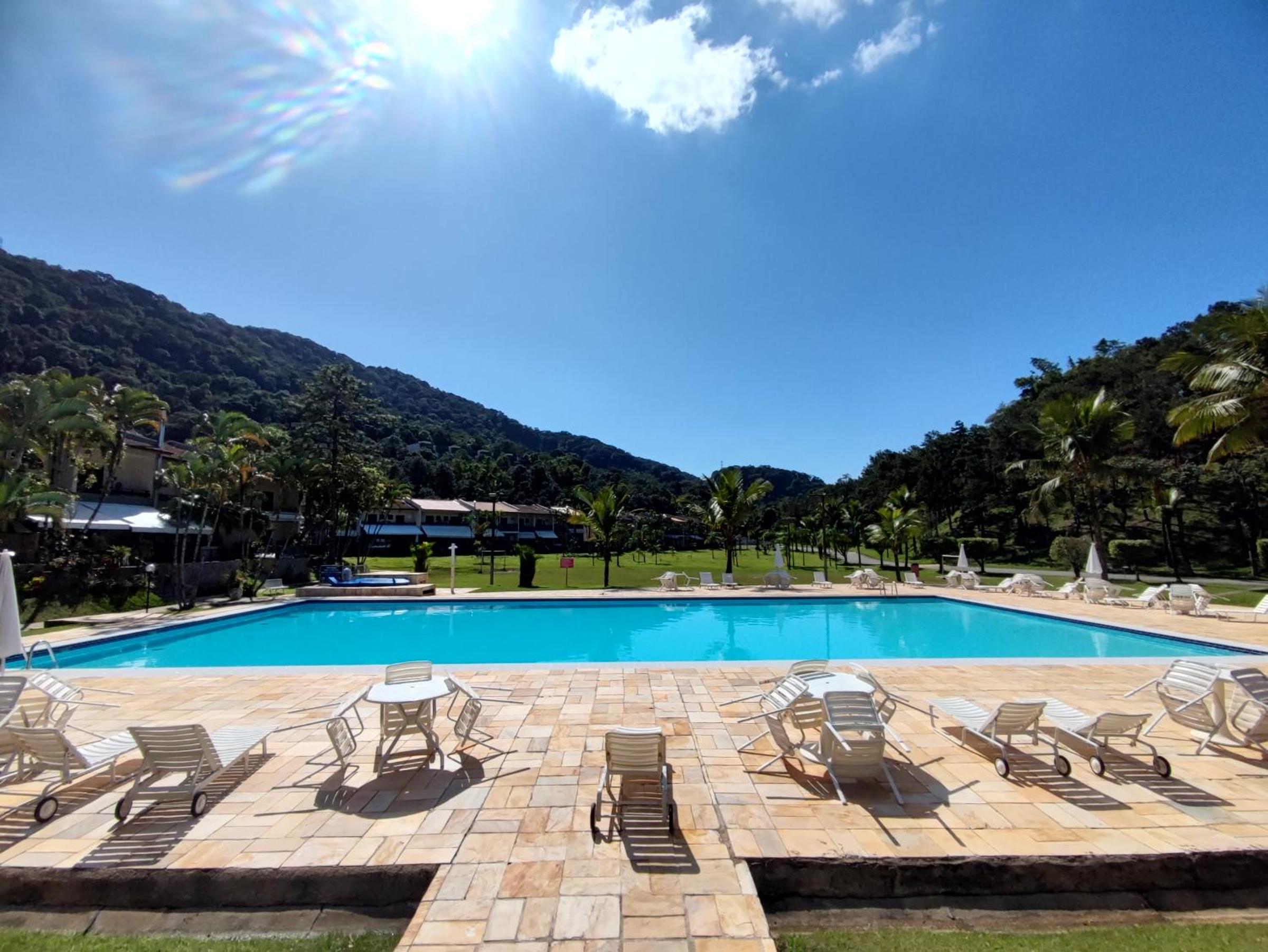 Apartamento até 10 pessoas na enseada Guarujá em condomínio clube praia piscinas salão jogos quadra futebol campo parquinho brinquedos Wi-fi Home office