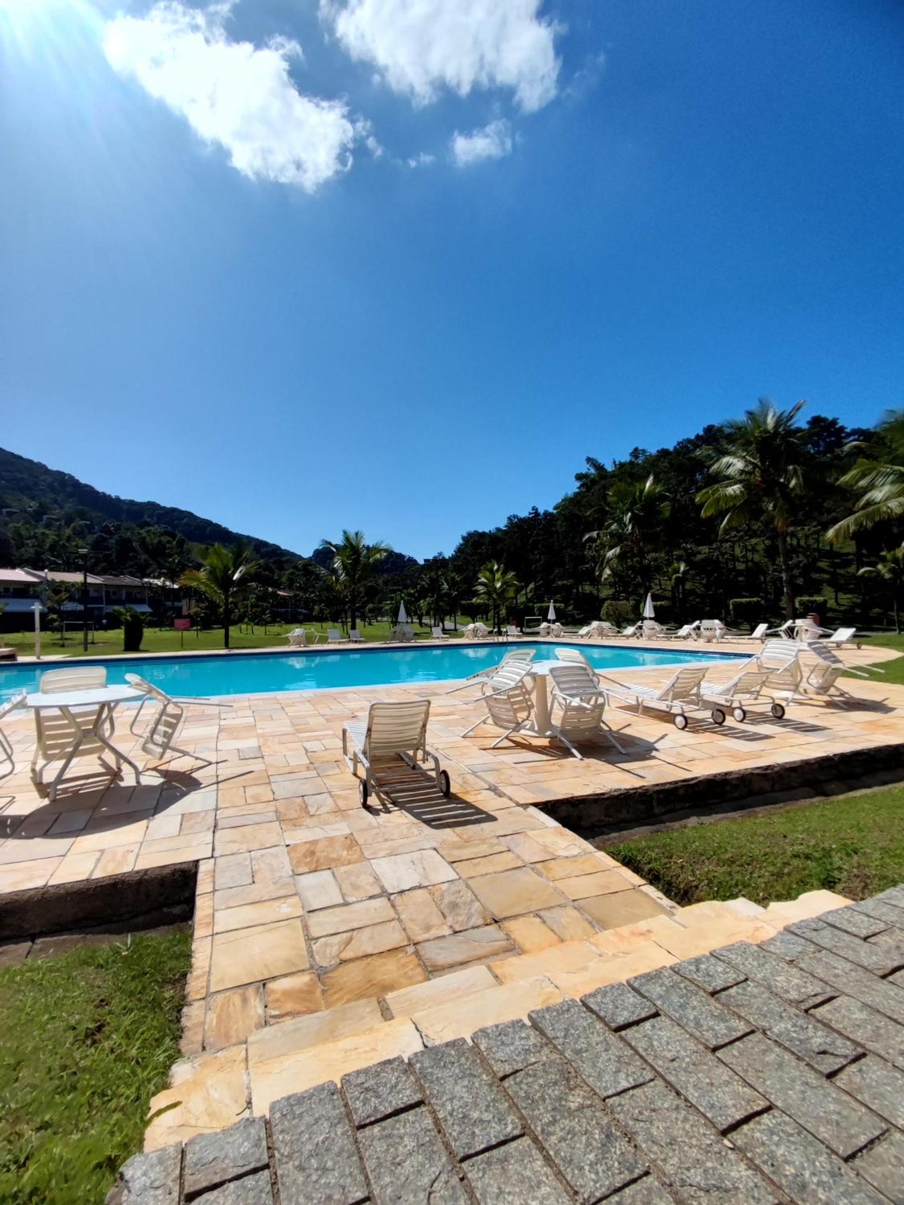 Apartamento até 10 pessoas na enseada Guarujá em condomínio clube praia piscinas salão jogos quadra futebol campo parquinho brinquedos Wi-fi Home office