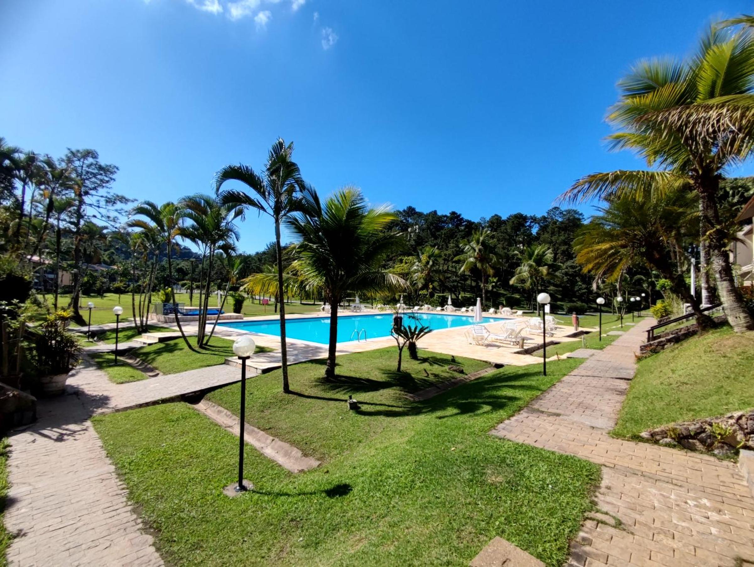 Apartamento até 10 pessoas na enseada Guarujá em condomínio clube praia piscinas salão jogos quadra futebol campo parquinho brinquedos Wi-fi Home office