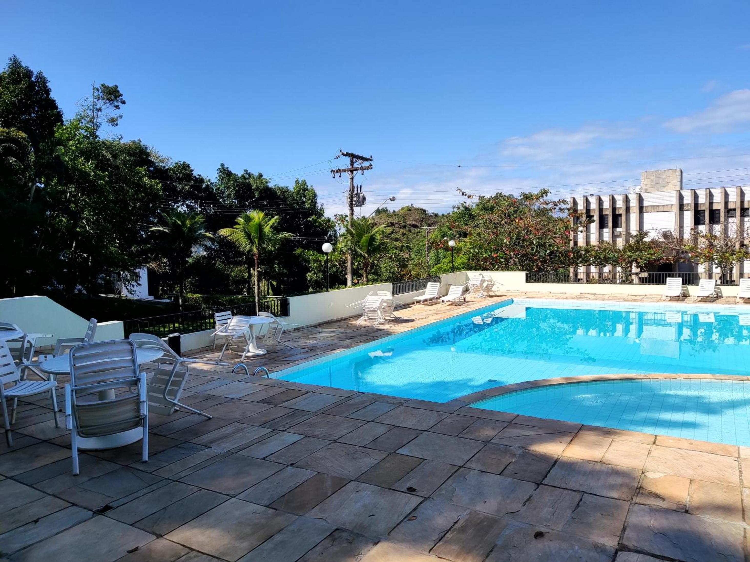 Apartamento até 10 pessoas na enseada Guarujá em condomínio clube praia piscinas salão jogos quadra futebol campo parquinho brinquedos Wi-fi Home office