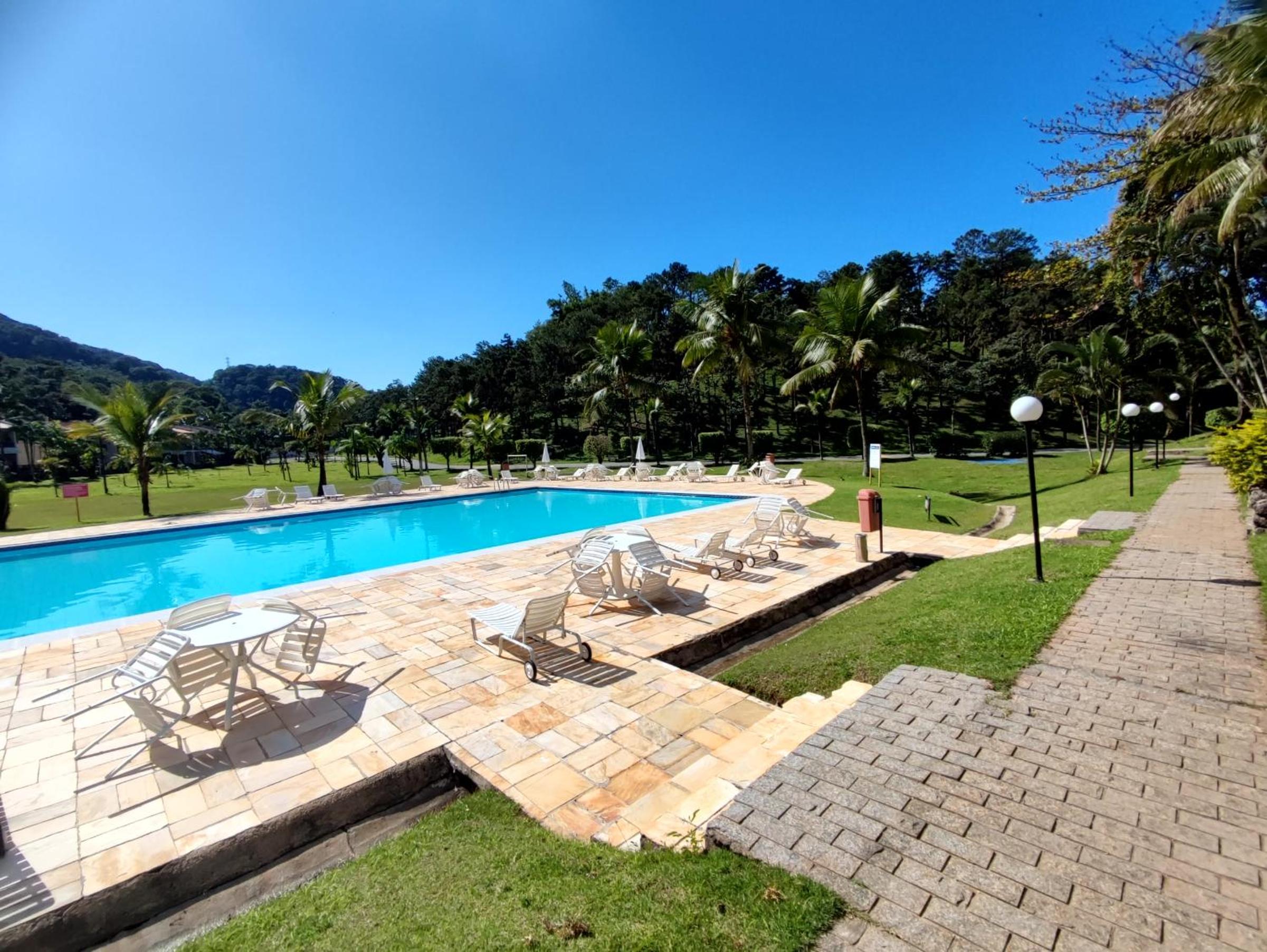 Apartamento até 10 pessoas na enseada Guarujá em condomínio clube praia piscinas salão jogos quadra futebol campo parquinho brinquedos Wi-fi Home office