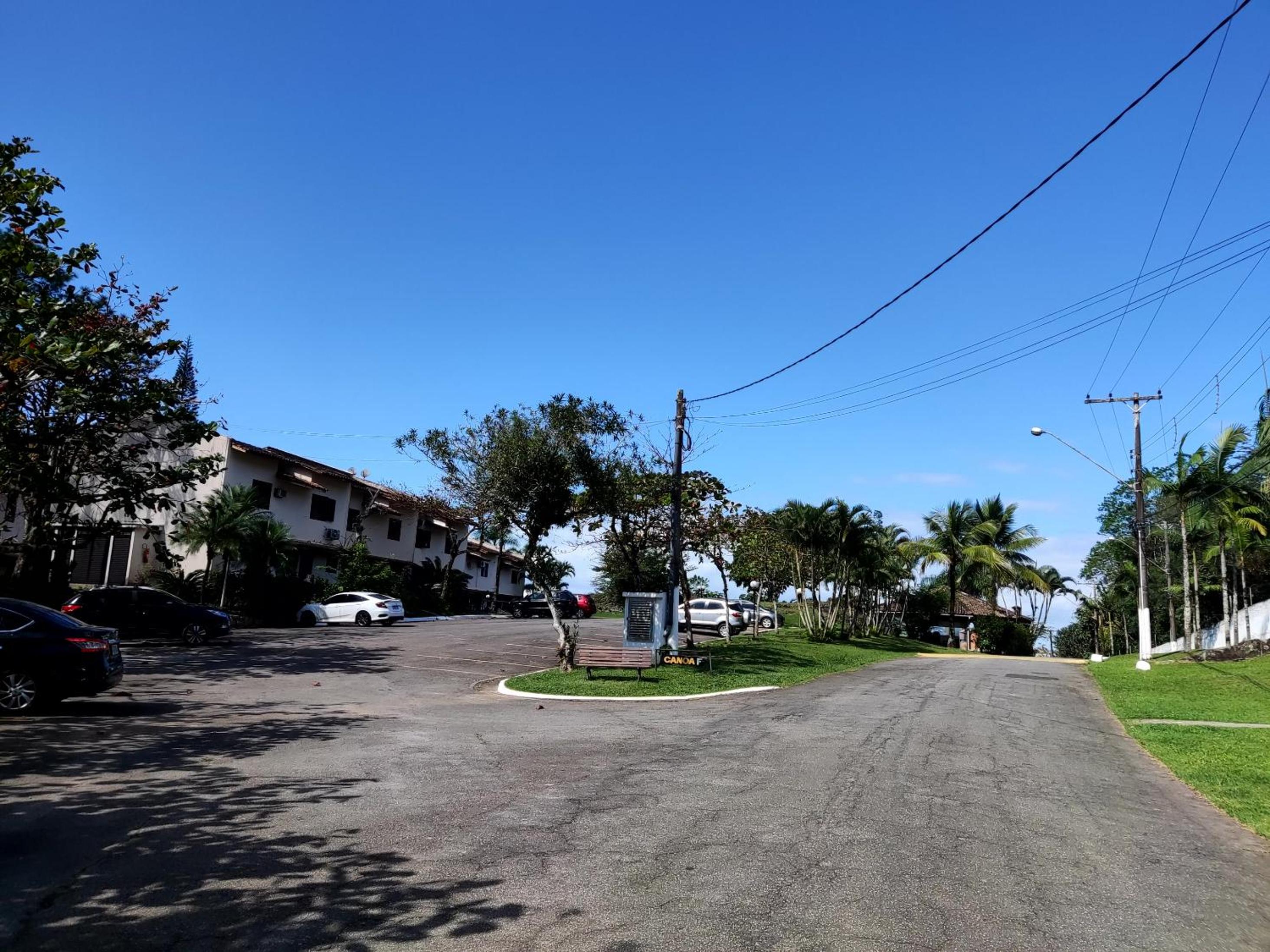 Apartamento até 10 pessoas na enseada Guarujá em condomínio clube praia piscinas salão jogos quadra futebol campo parquinho brinquedos Wi-fi Home office