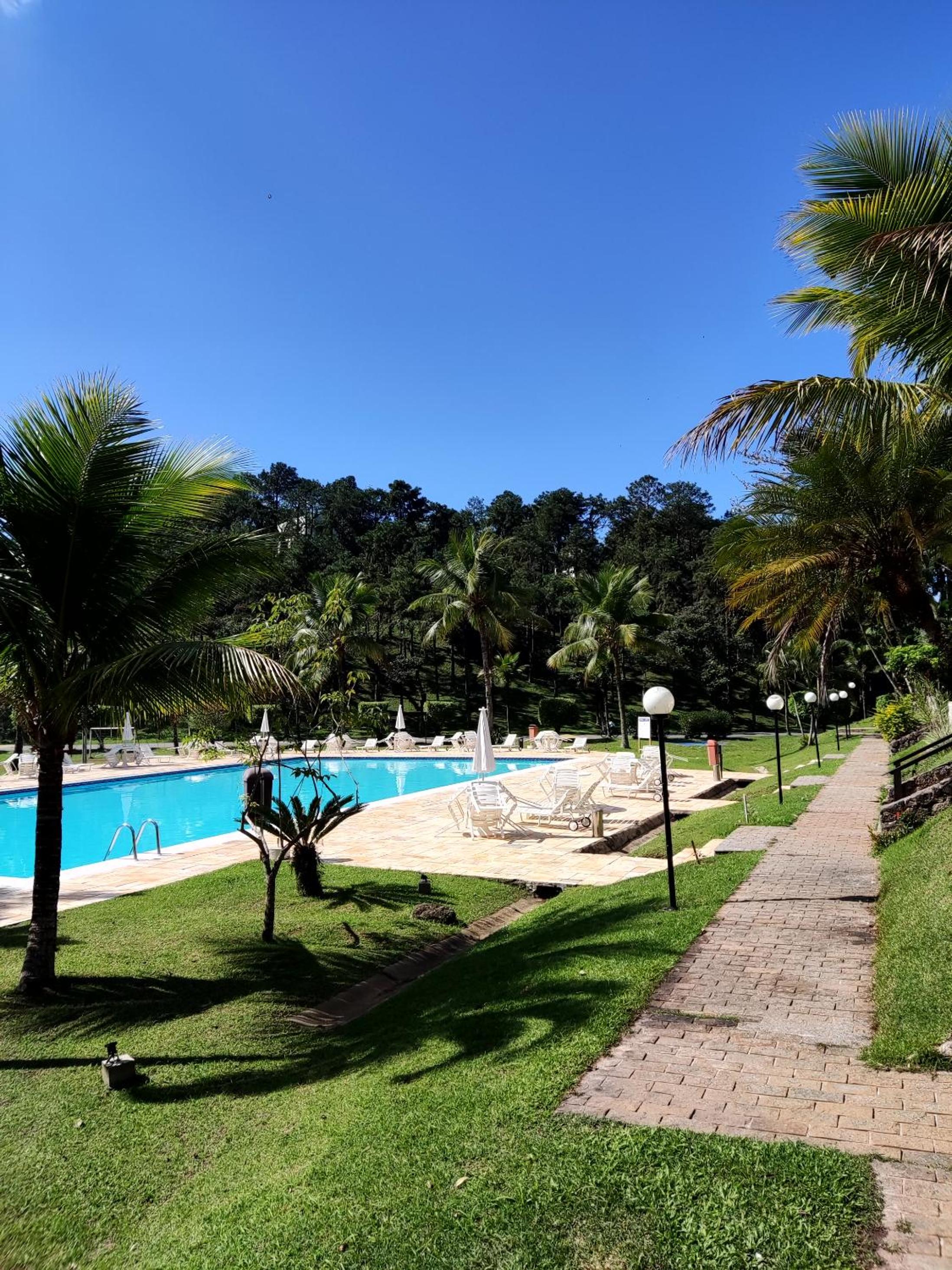 Apartamento até 10 pessoas na enseada Guarujá em condomínio clube praia piscinas salão jogos quadra futebol campo parquinho brinquedos Wi-fi Home office