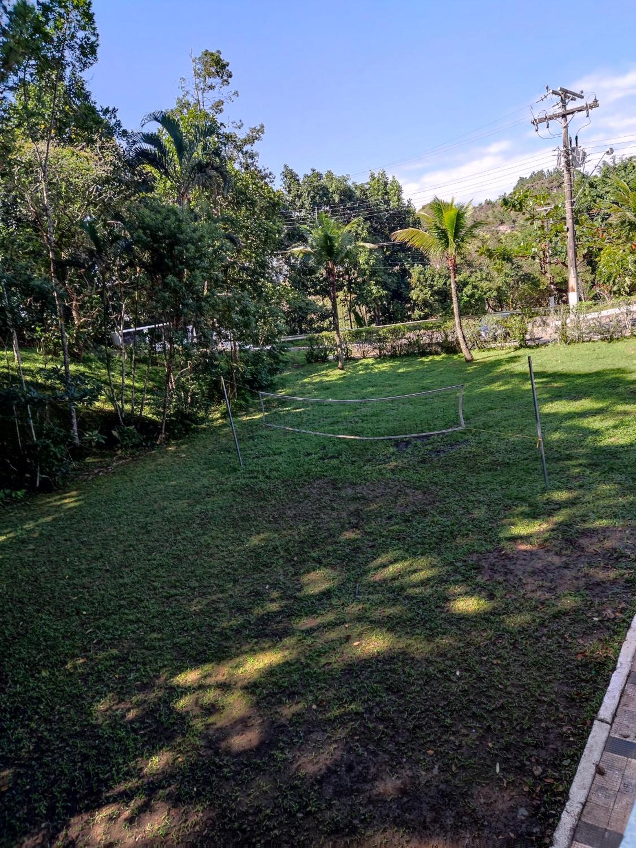 Apartamento até 10 pessoas na enseada Guarujá em condomínio clube praia piscinas salão jogos quadra futebol campo parquinho brinquedos Wi-fi Home office