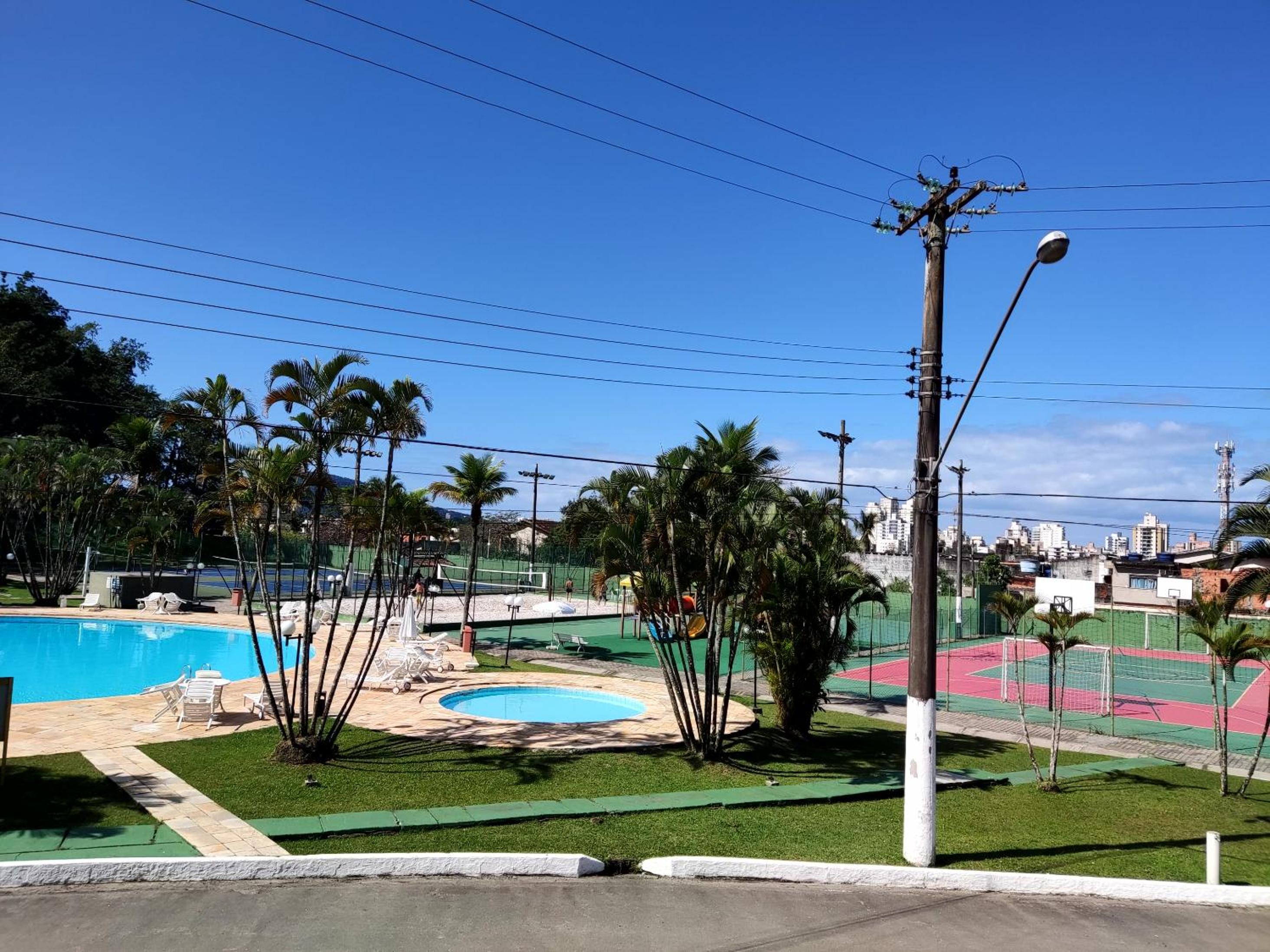 Apartamento até 10 pessoas na enseada Guarujá em condomínio clube praia piscinas salão jogos quadra futebol campo parquinho brinquedos Wi-fi Home office