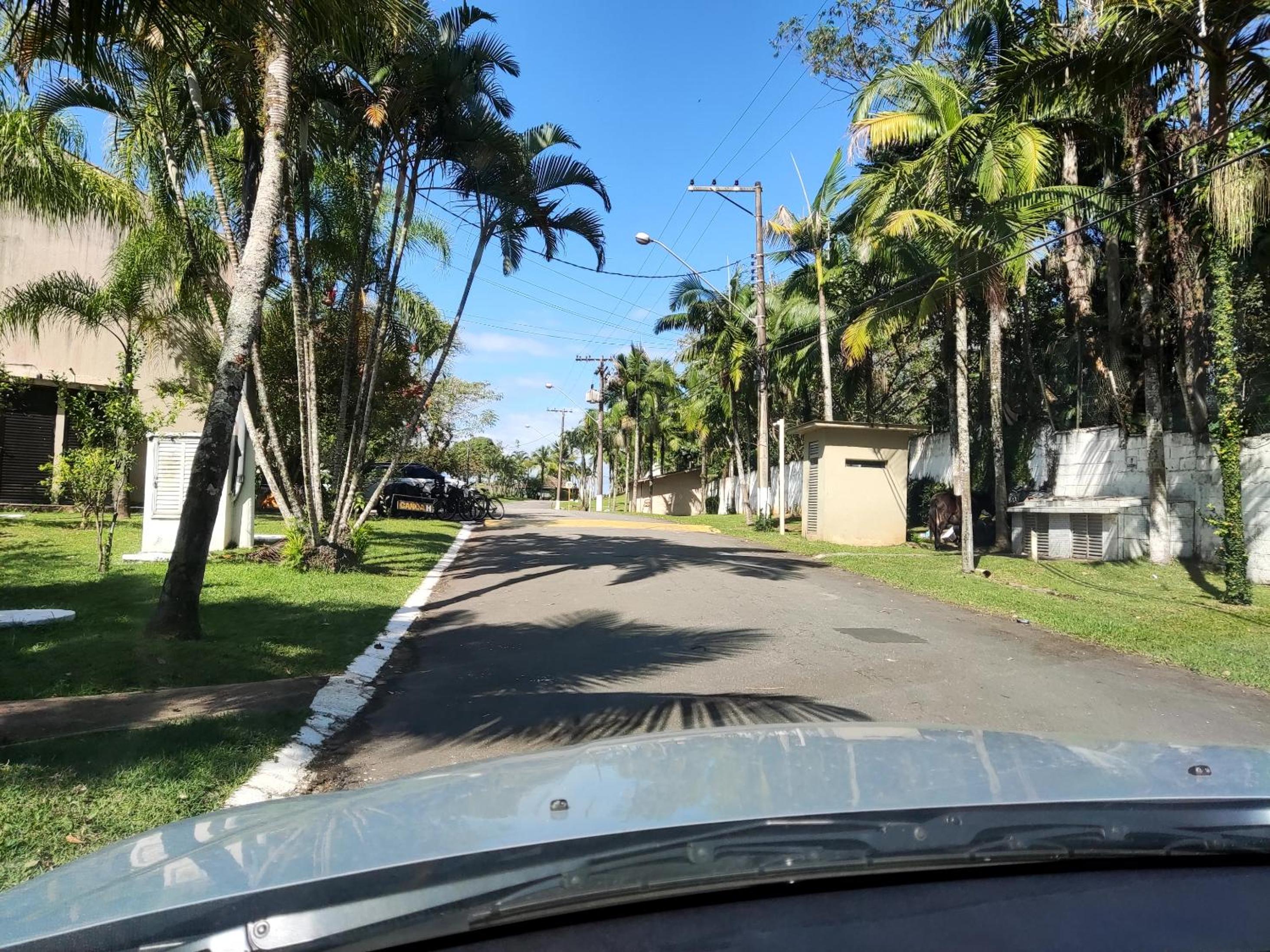 Apartamento até 10 pessoas na enseada Guarujá em condomínio clube praia piscinas salão jogos quadra futebol campo parquinho brinquedos Wi-fi Home office