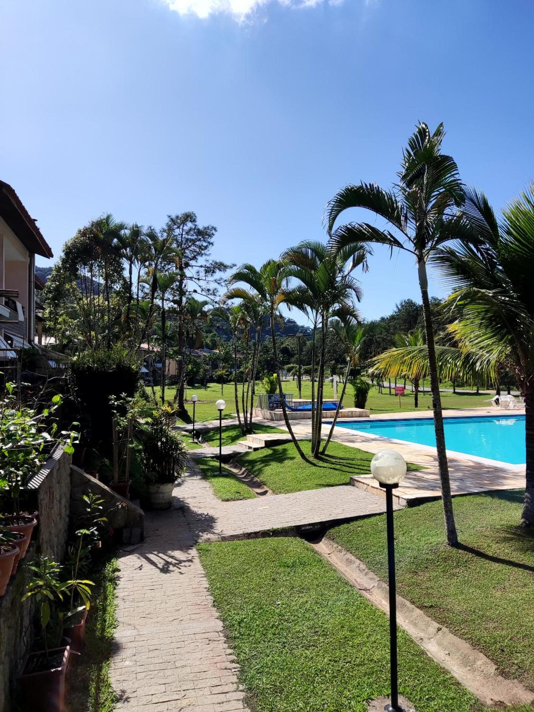 Apartamento até 10 pessoas na enseada Guarujá em condomínio clube praia piscinas salão jogos quadra futebol campo parquinho brinquedos Wi-fi Home office