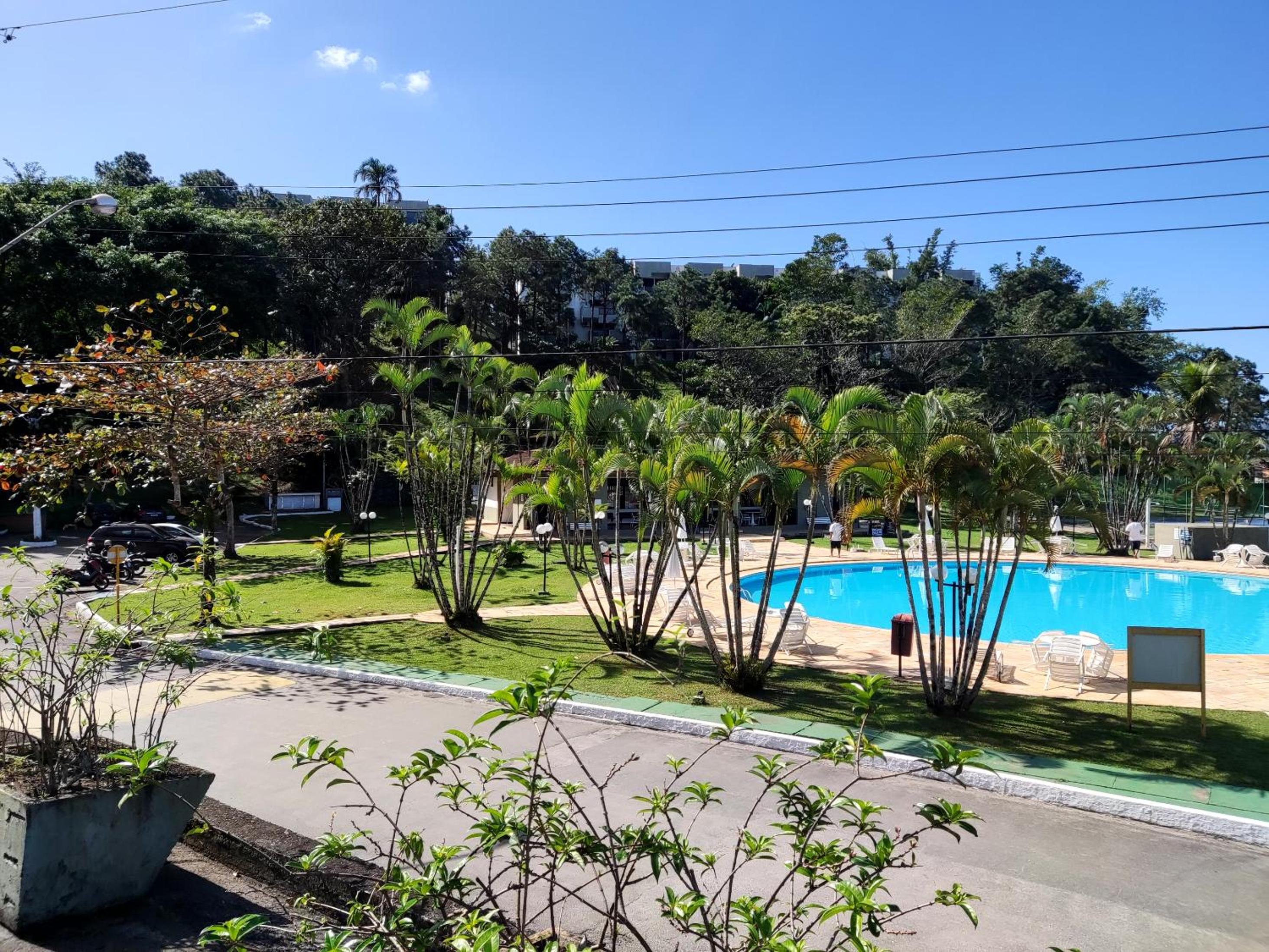 Apartamento até 10 pessoas na enseada Guarujá em condomínio clube praia piscinas salão jogos quadra futebol campo parquinho brinquedos Wi-fi Home office