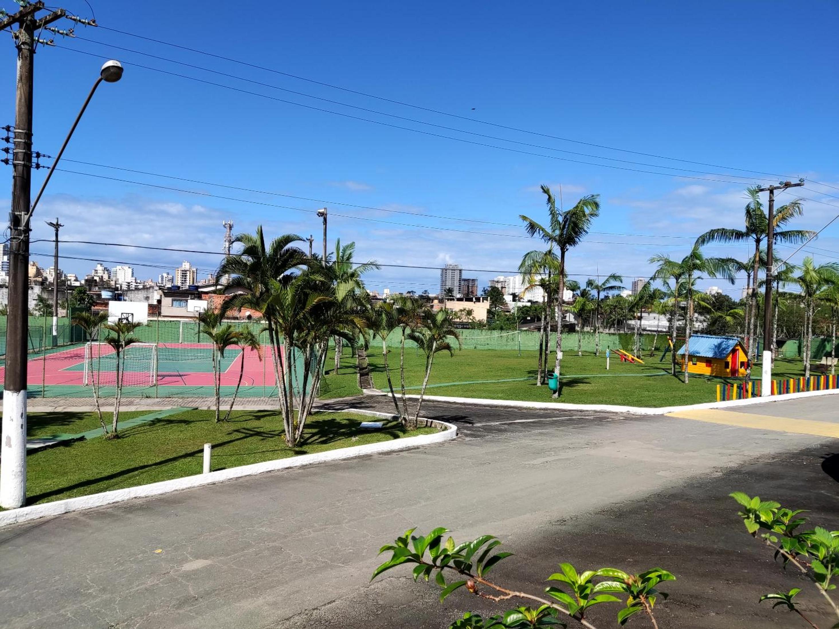 Apartamento até 10 pessoas na enseada Guarujá em condomínio clube praia piscinas salão jogos quadra futebol campo parquinho brinquedos Wi-fi Home office