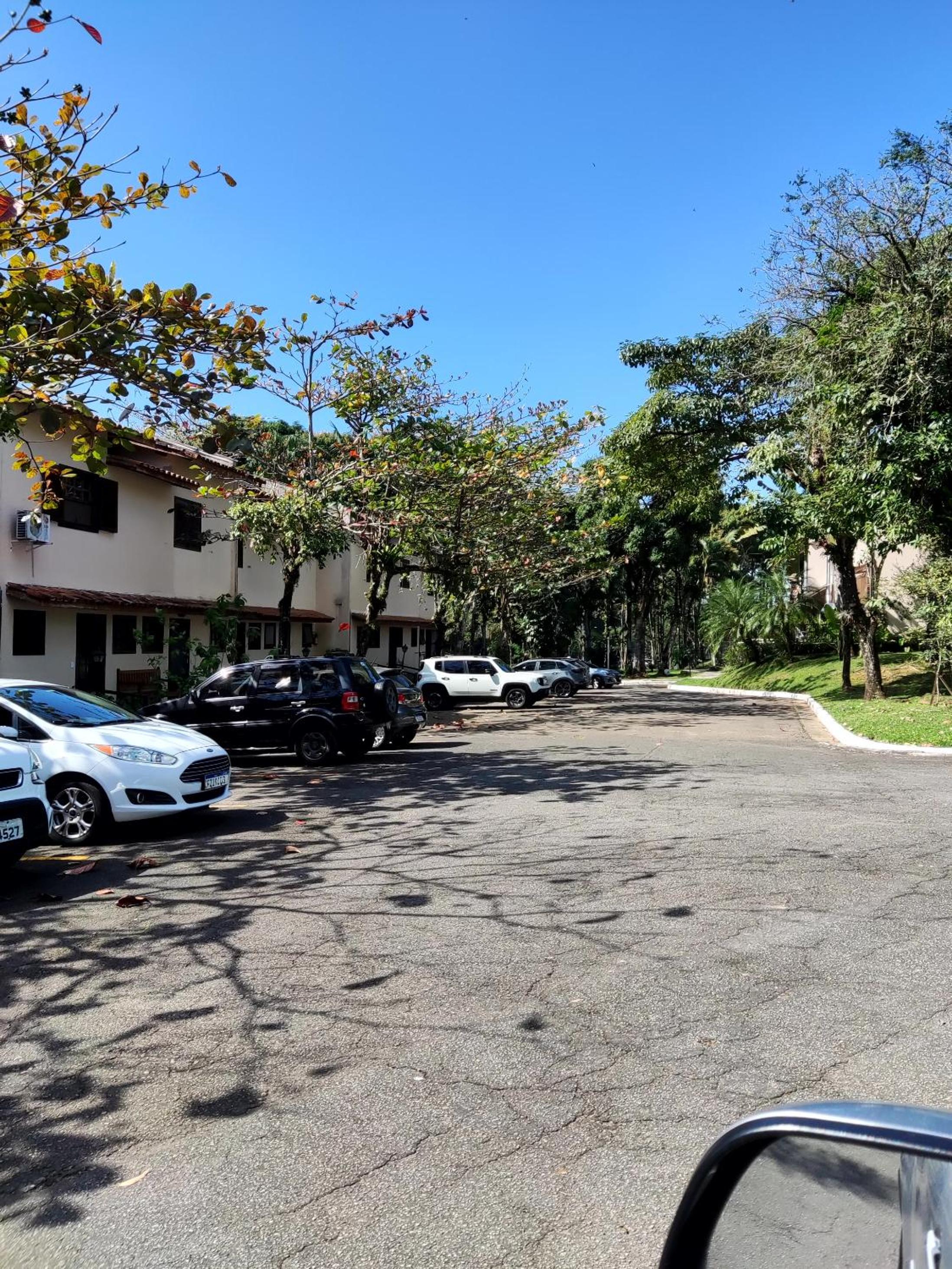 Apartamento até 10 pessoas na enseada Guarujá em condomínio clube praia piscinas salão jogos quadra futebol campo parquinho brinquedos Wi-fi Home office