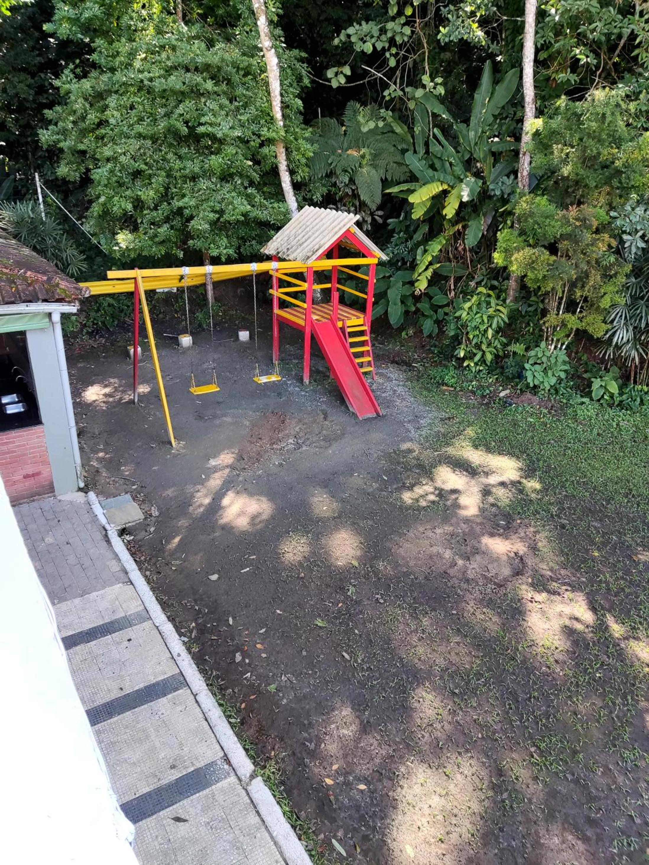 Apartamento até 10 pessoas na enseada Guarujá em condomínio clube praia piscinas salão jogos quadra futebol campo parquinho brinquedos Wi-fi Home office