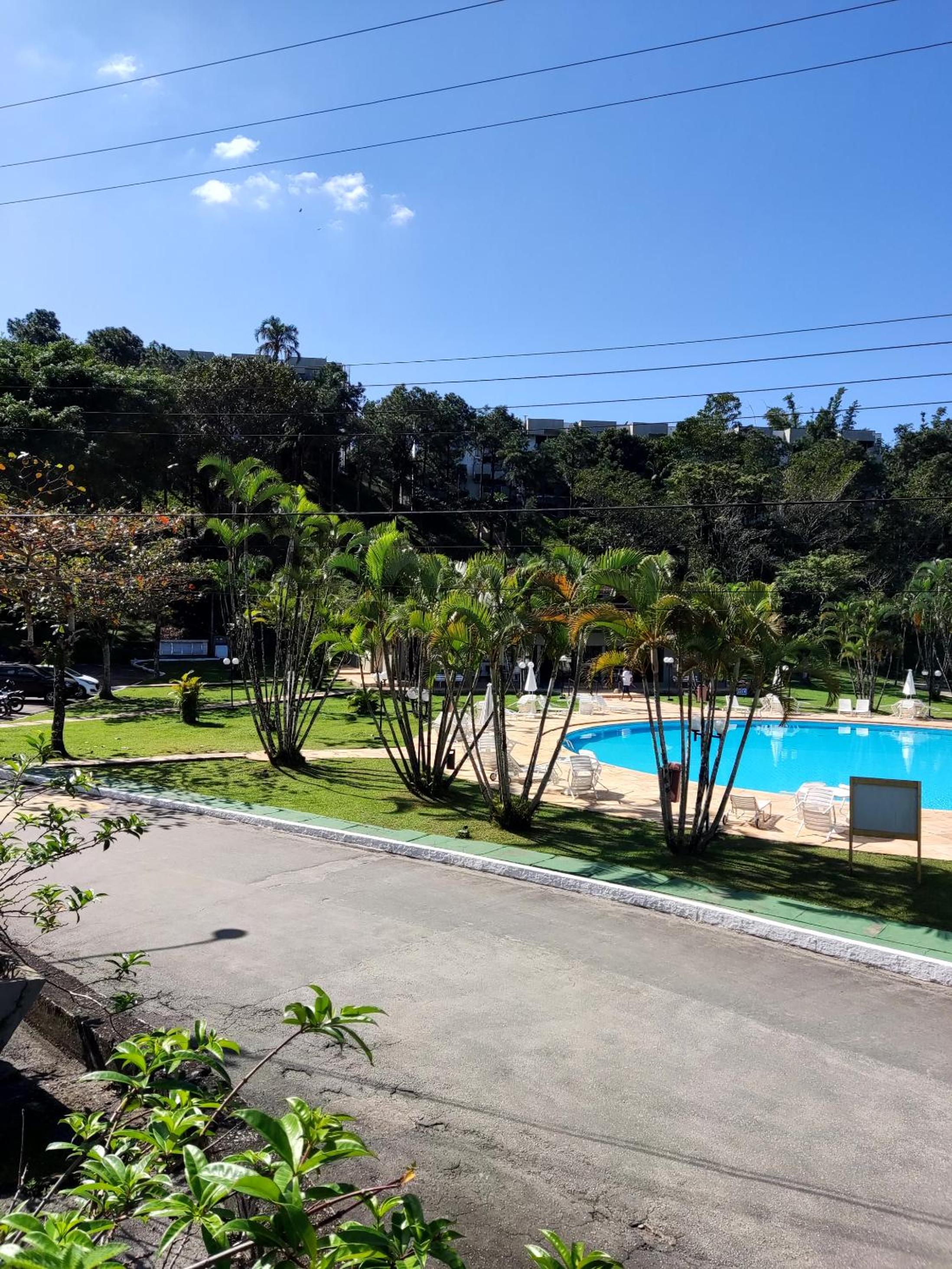 Apartamento até 10 pessoas na enseada Guarujá em condomínio clube praia piscinas salão jogos quadra futebol campo parquinho brinquedos Wi-fi Home office