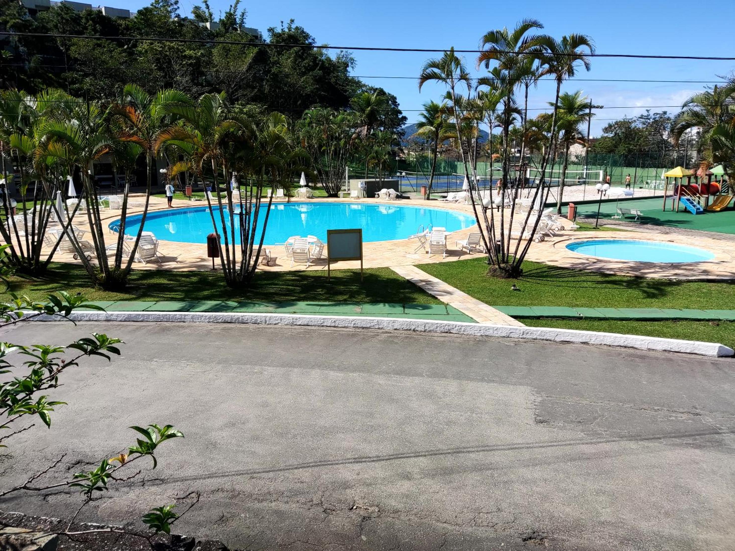 Apartamento até 10 pessoas na enseada Guarujá em condomínio clube praia piscinas salão jogos quadra futebol campo parquinho brinquedos Wi-fi Home office