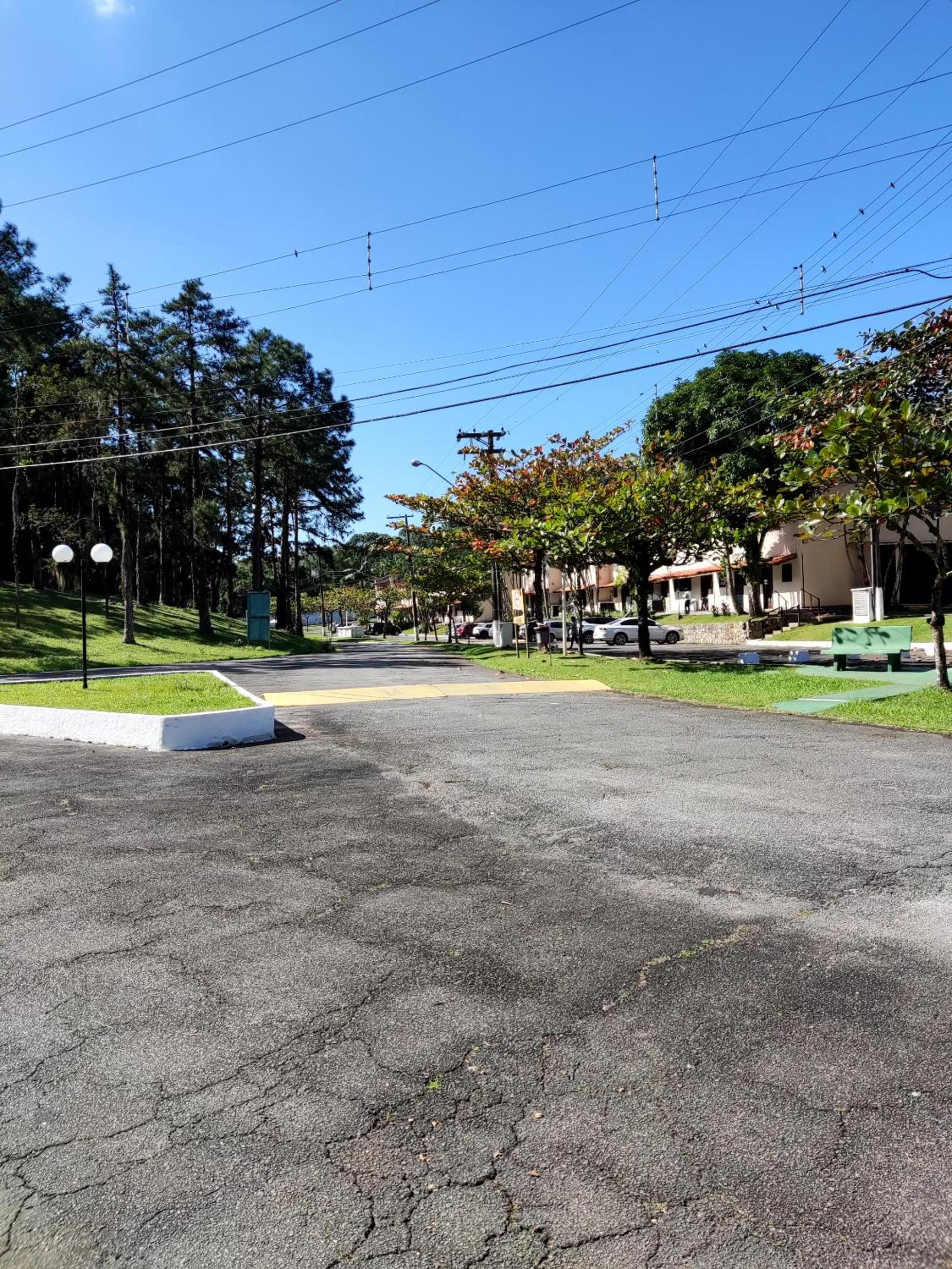 Apartamento até 10 pessoas na enseada Guarujá em condomínio clube praia piscinas salão jogos quadra futebol campo parquinho brinquedos Wi-fi Home office