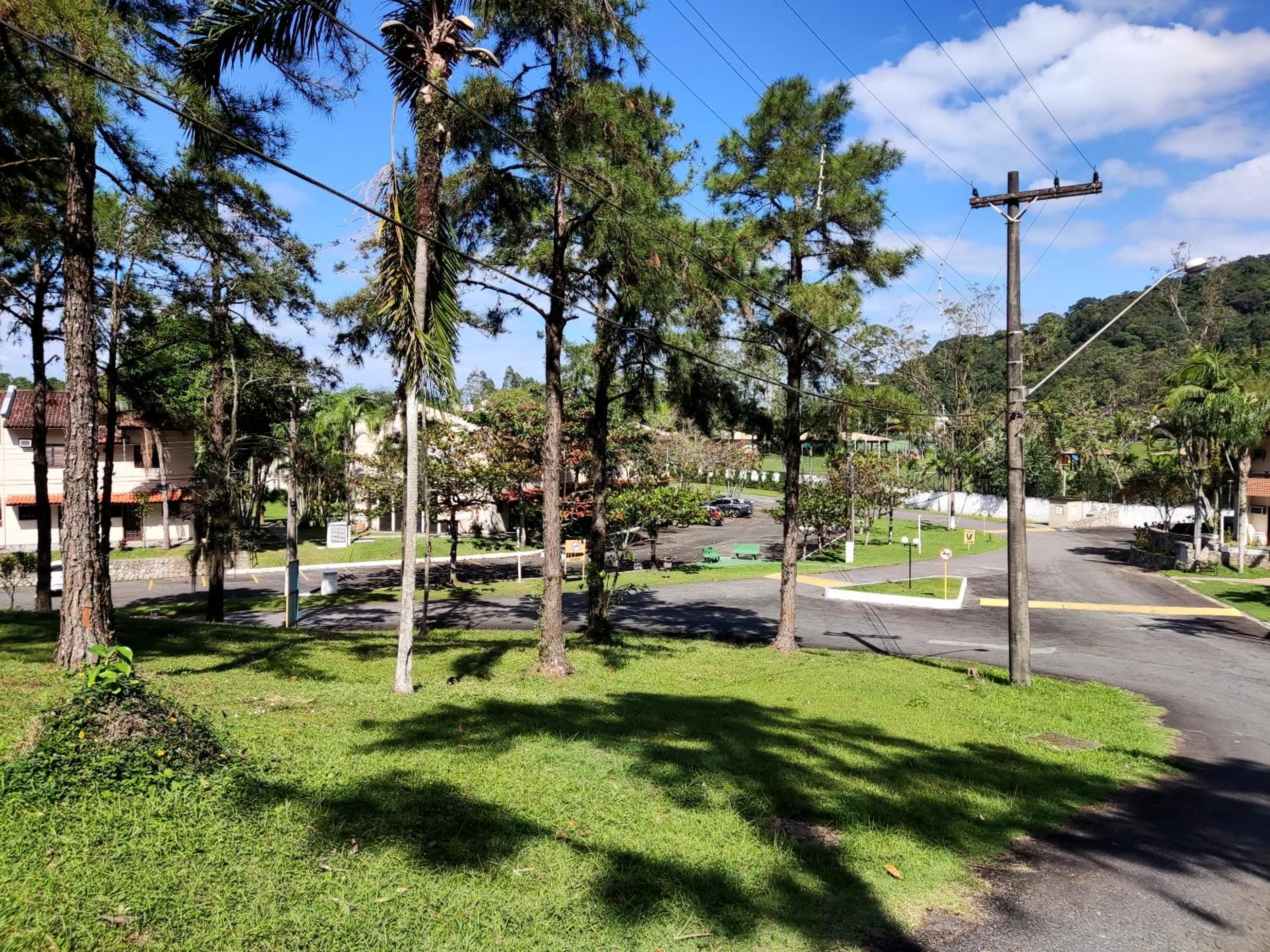 Apartamento até 10 pessoas na enseada Guarujá em condomínio clube praia piscinas salão jogos quadra futebol campo parquinho brinquedos Wi-fi Home office