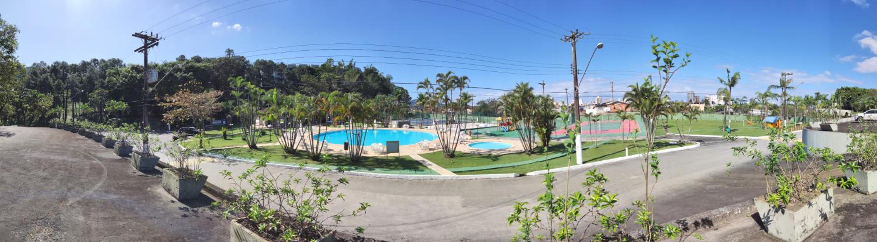 Apartamento até 10 pessoas na enseada Guarujá em condomínio clube praia piscinas salão jogos quadra futebol campo parquinho brinquedos Wi-fi Home office