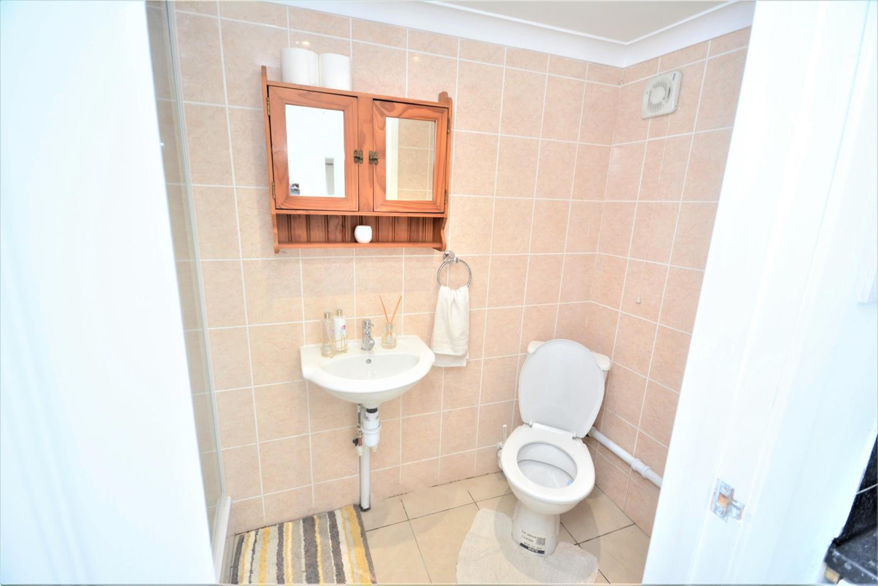 Adorable 1 bedroom guest house with free parking. view 4