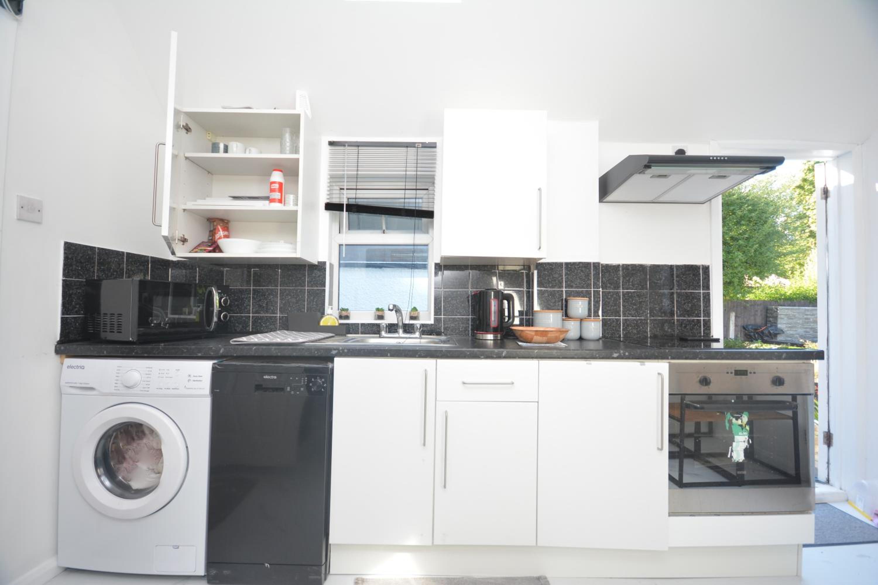 Adorable 1 bedroom guest house with free parking. view 2