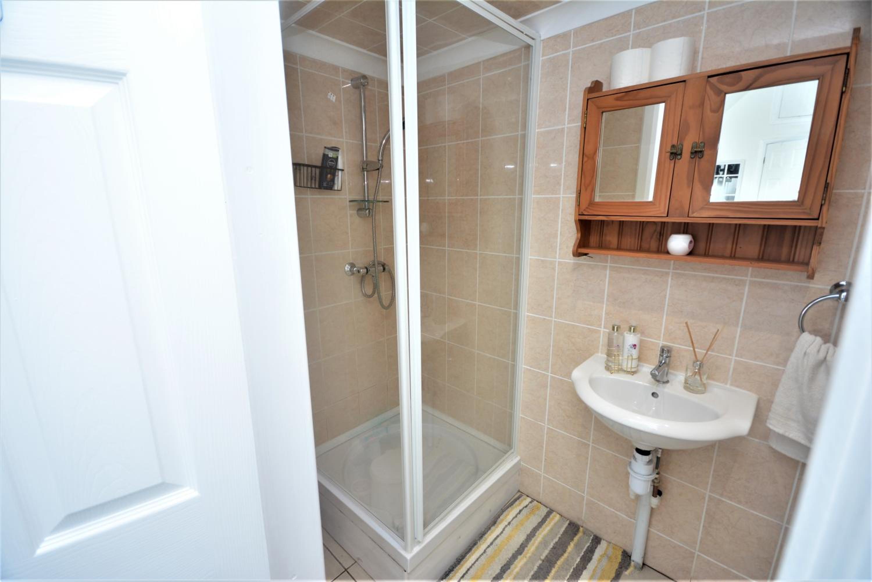 Adorable 1 bedroom guest house with free parking. view 5