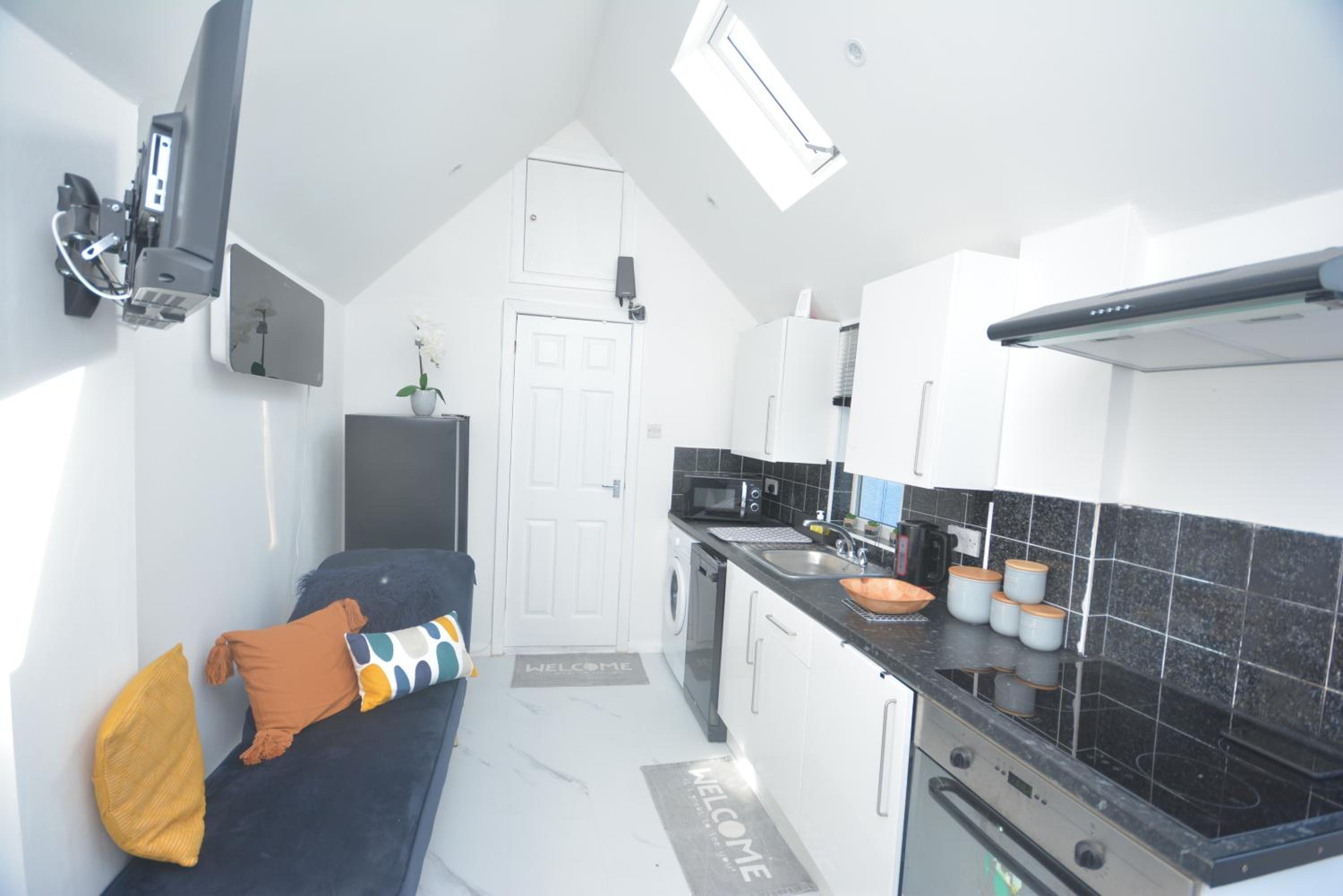 Adorable 1 bedroom guest house with free parking. view 3