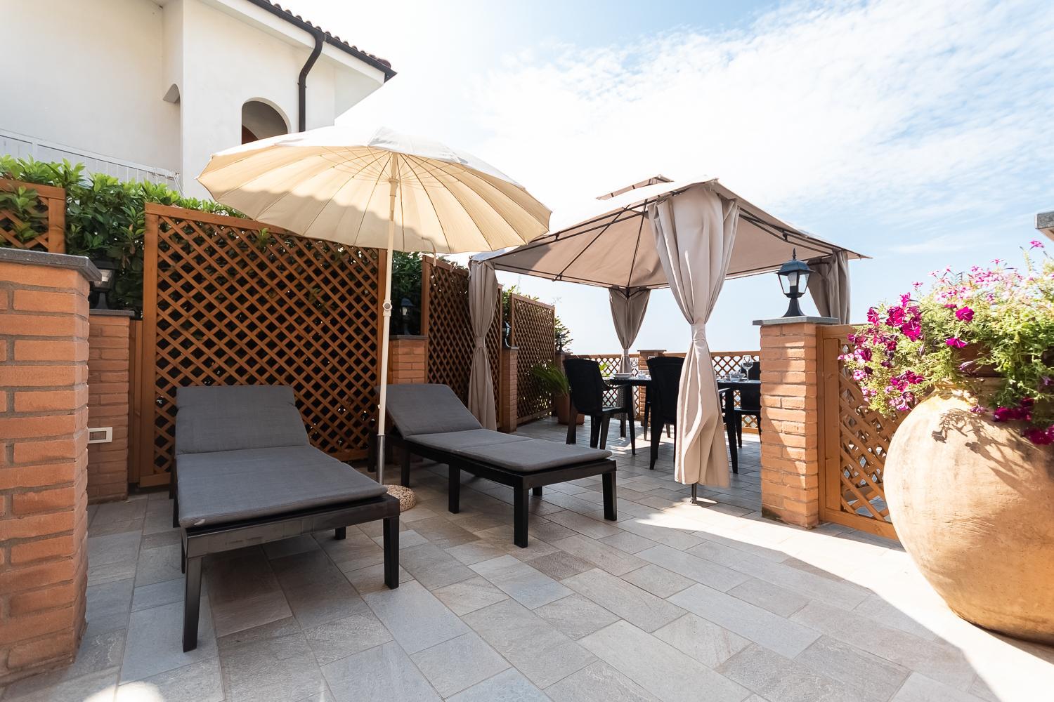 La Roccia Fiorita Appartamento con giardino e Jacuzzi photo 2