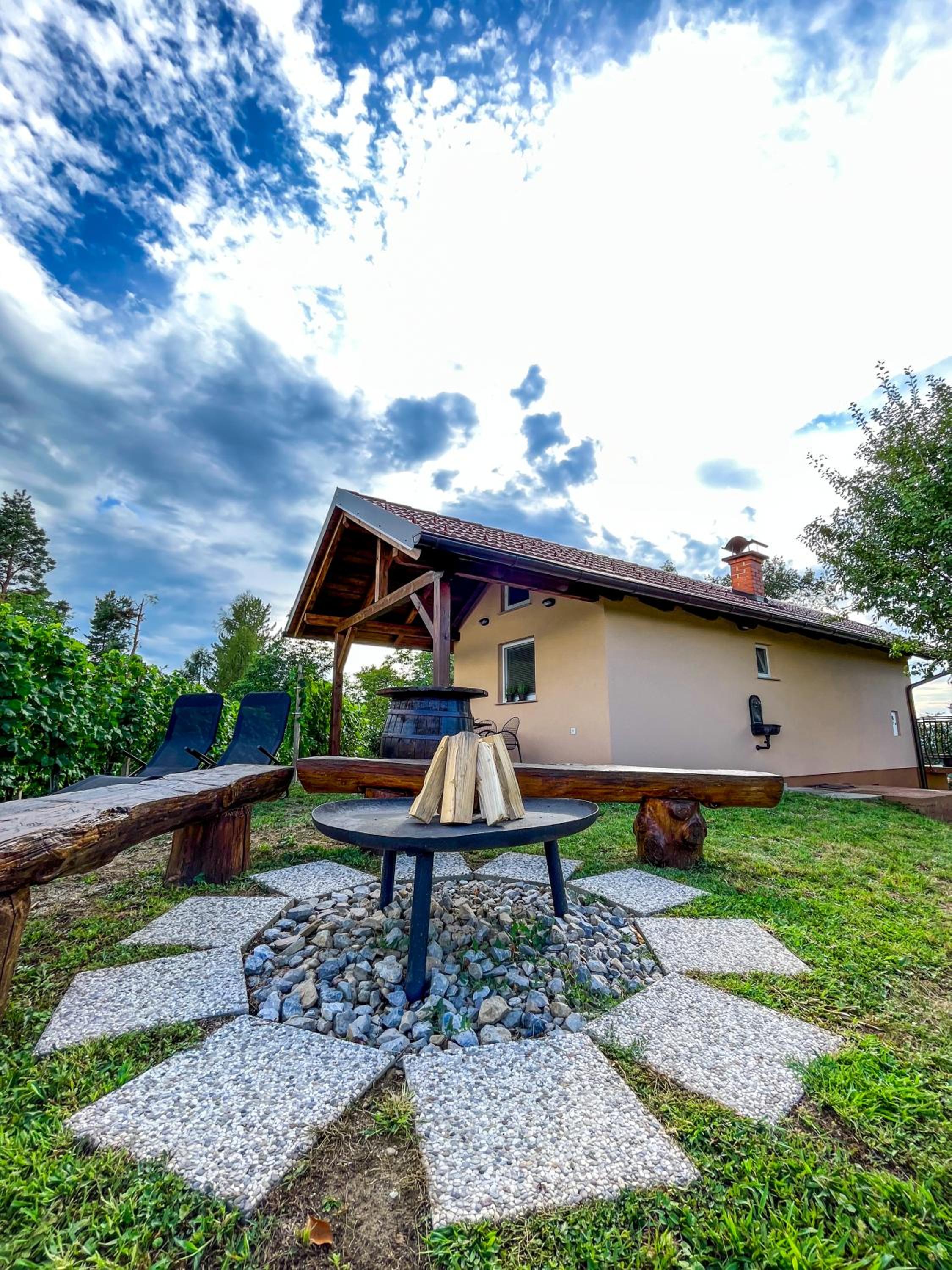 Hotel Holiday House Tomajna - Image 1