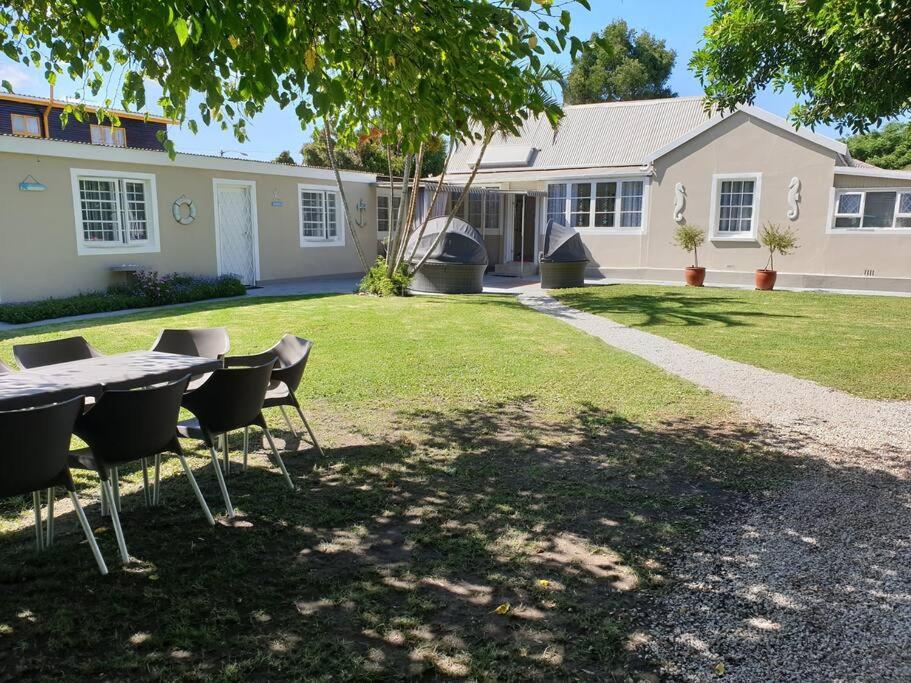 Beach House with DSTV & WIFI & basic housekeeping