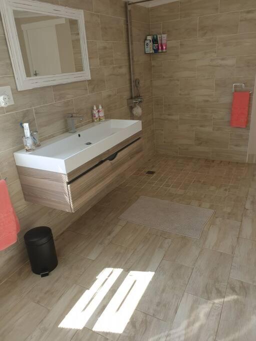 Beach House with DSTV & WIFI & basic housekeeping