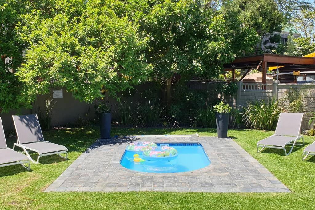 Beach House with DSTV & WIFI & basic housekeeping