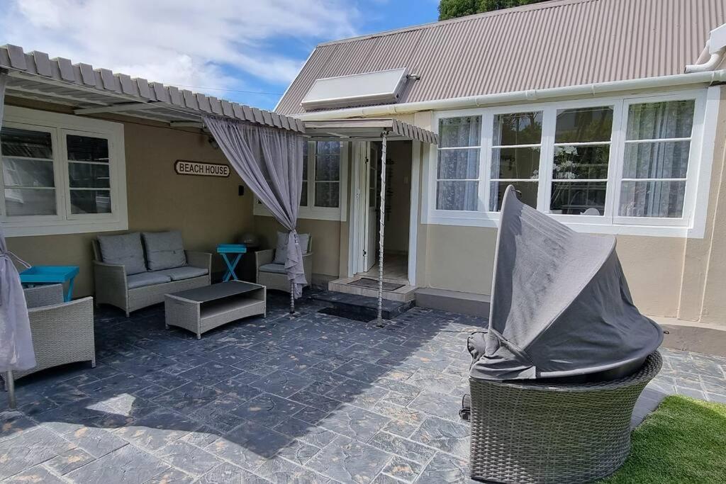 Beach House with DSTV & WIFI & basic housekeeping