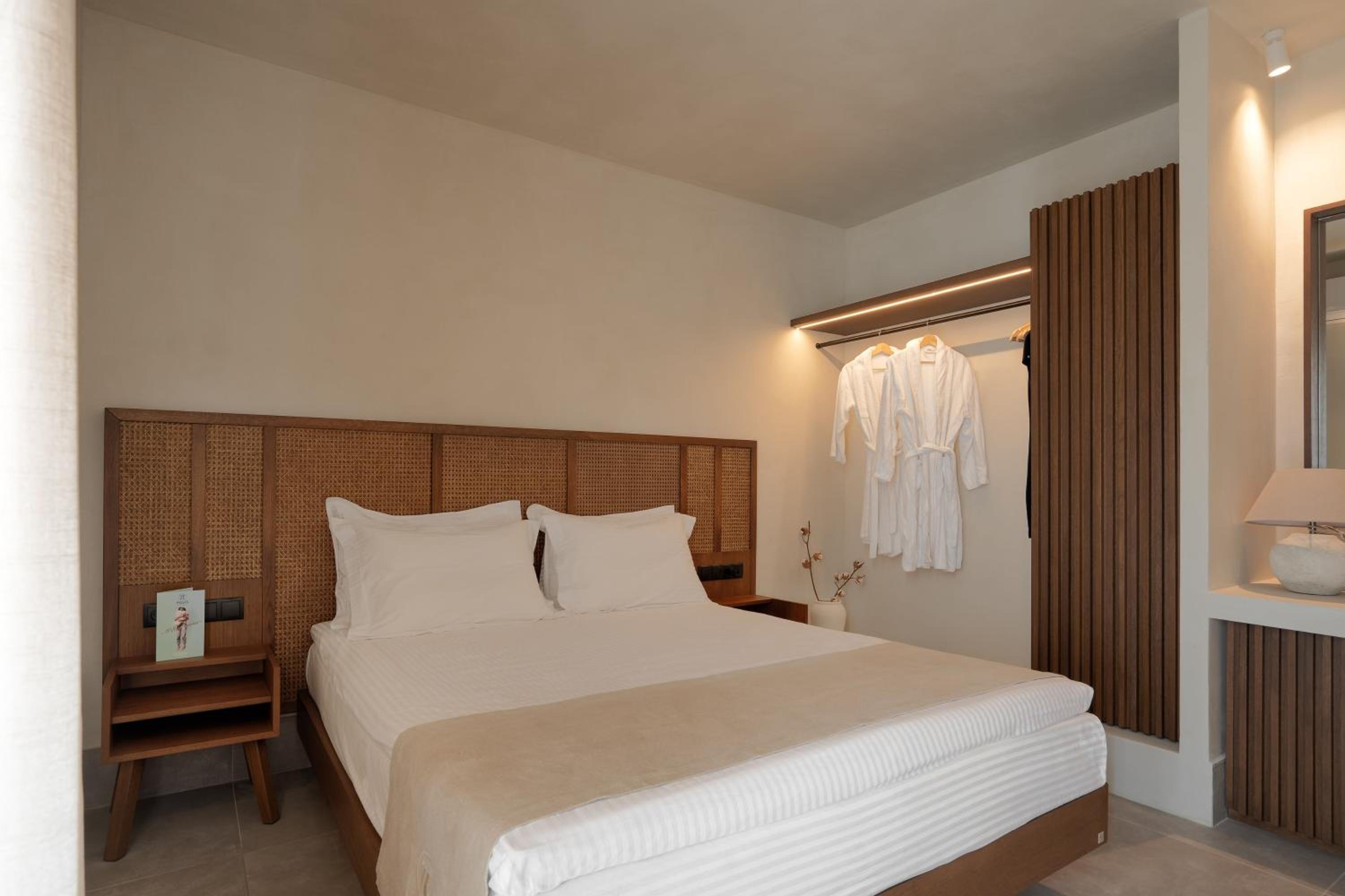 Polis of Naxos Stylish Suites — 10
