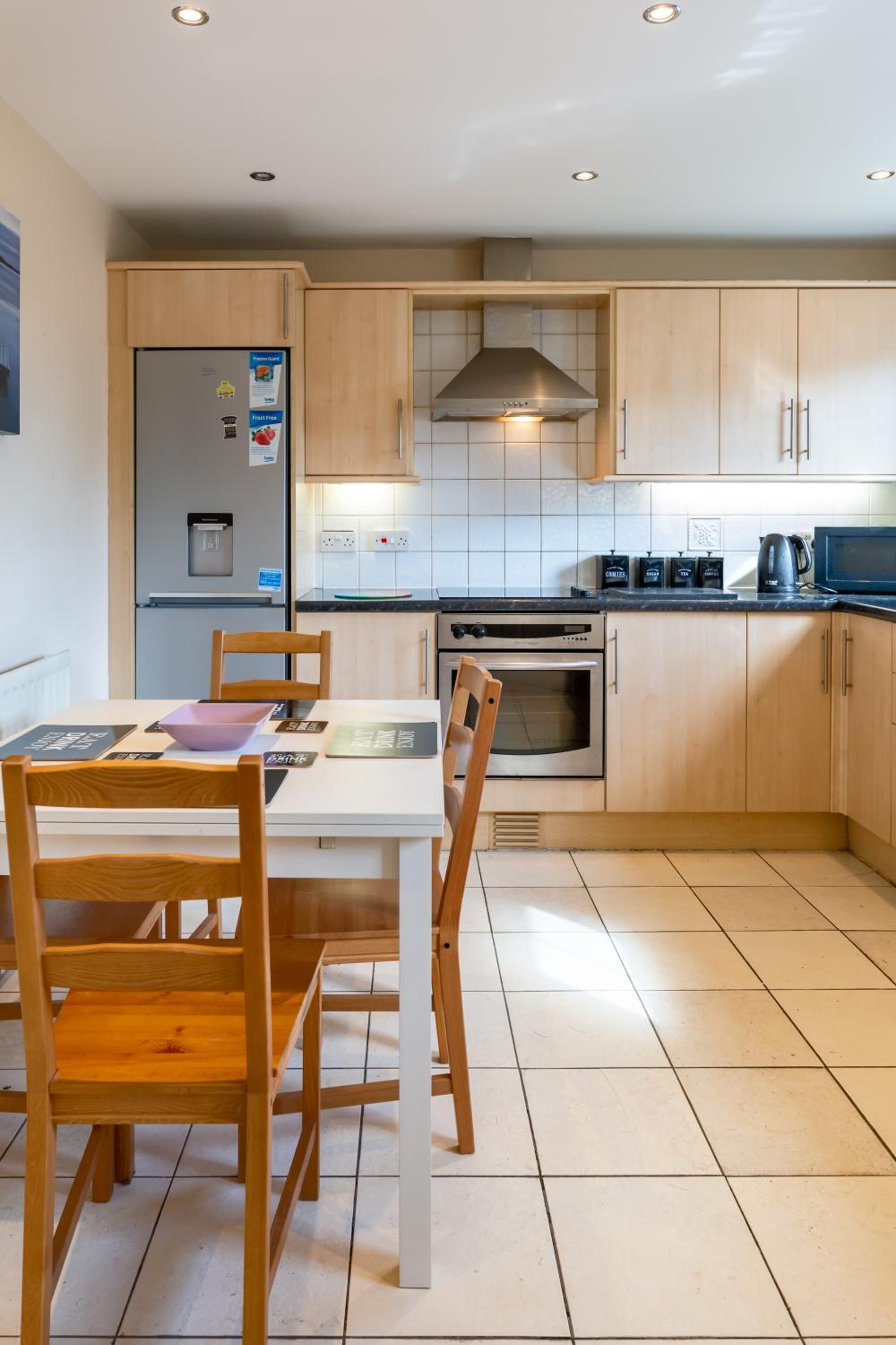 NEWCASTLE CITY CENTRE TOWN HOUSE free parking and wifi view 3