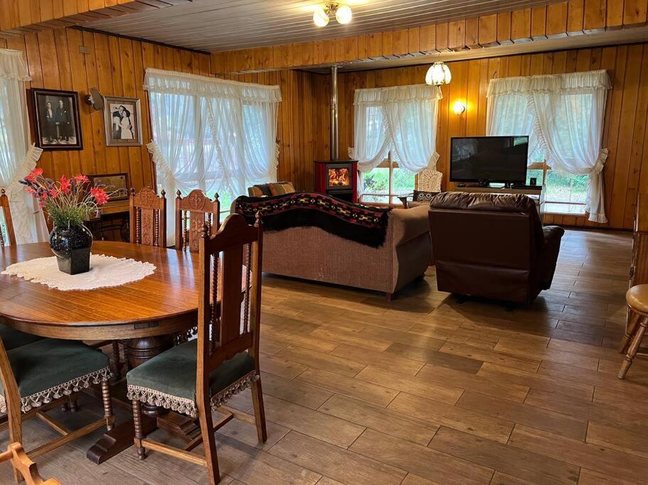 Cabañas y Hostal Casa de Campo Rukaleufu a orillas del Rio Huiscapi