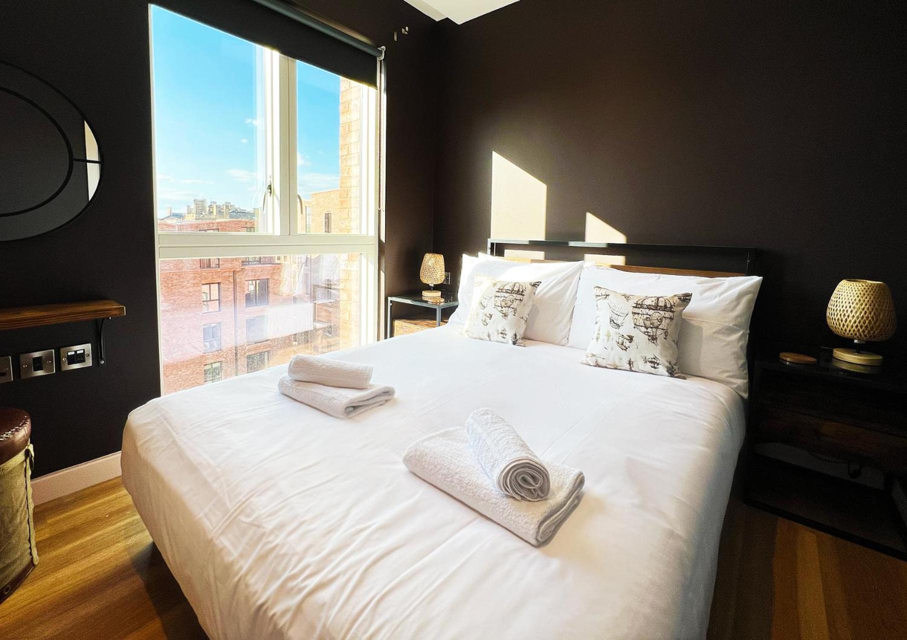 The Aviator's Attic - Luxury City Centre Retreat view 3