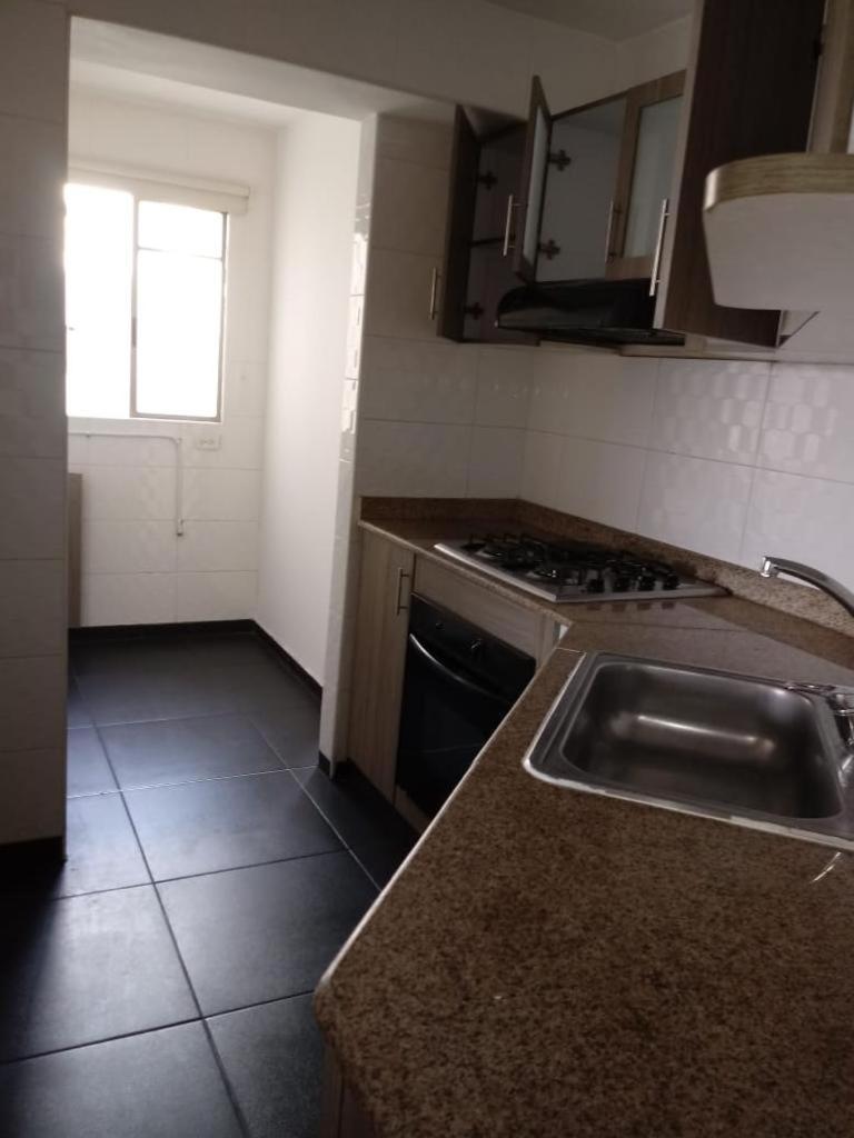 Habitación con excelente ubicación sur y servicio de parqueadero view 3