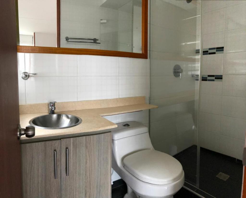 Habitación con excelente ubicación sur y servicio de parqueadero view 4
