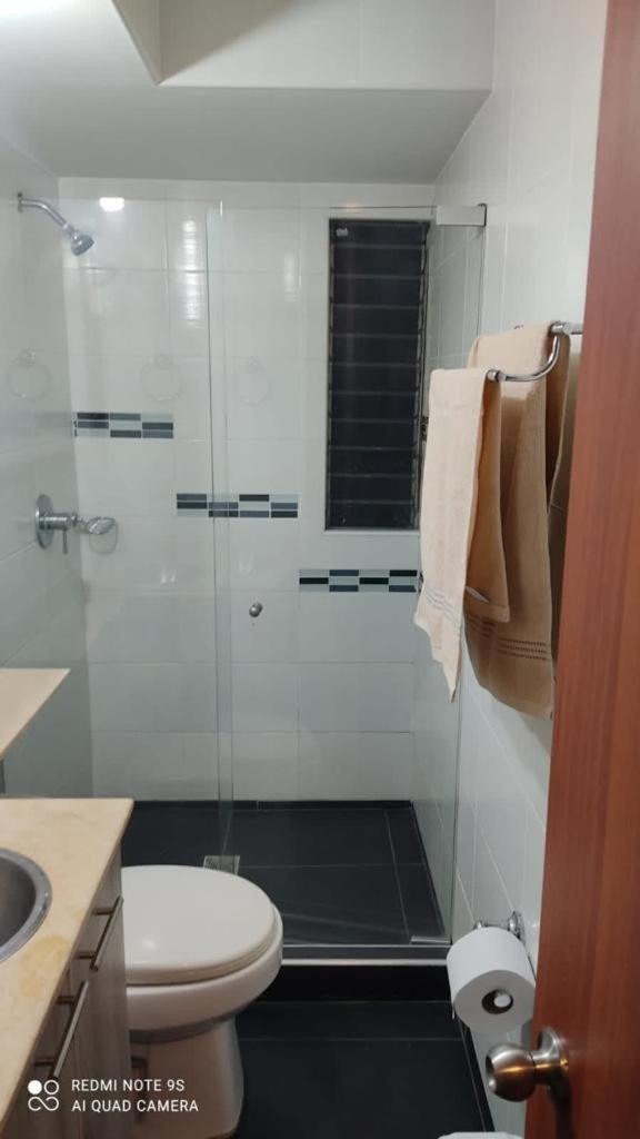 Habitación con excelente ubicación sur y servicio de parqueadero view 2