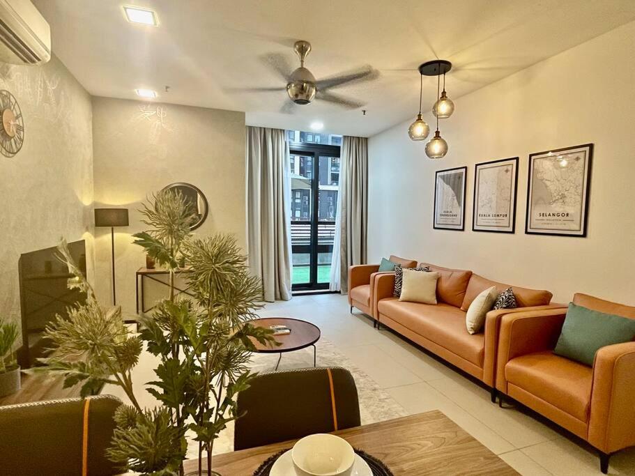 Arcoris Mont Kiara - Huge Balcony for 8 pax 1B1BR - 2 queen and 1 Partition Room Bunk Bed