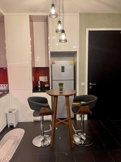 Arcoris Mont Kiara - Huge Balcony for 8 pax 1B1BR - 2 queen and 1 Partition Room Bunk Bed