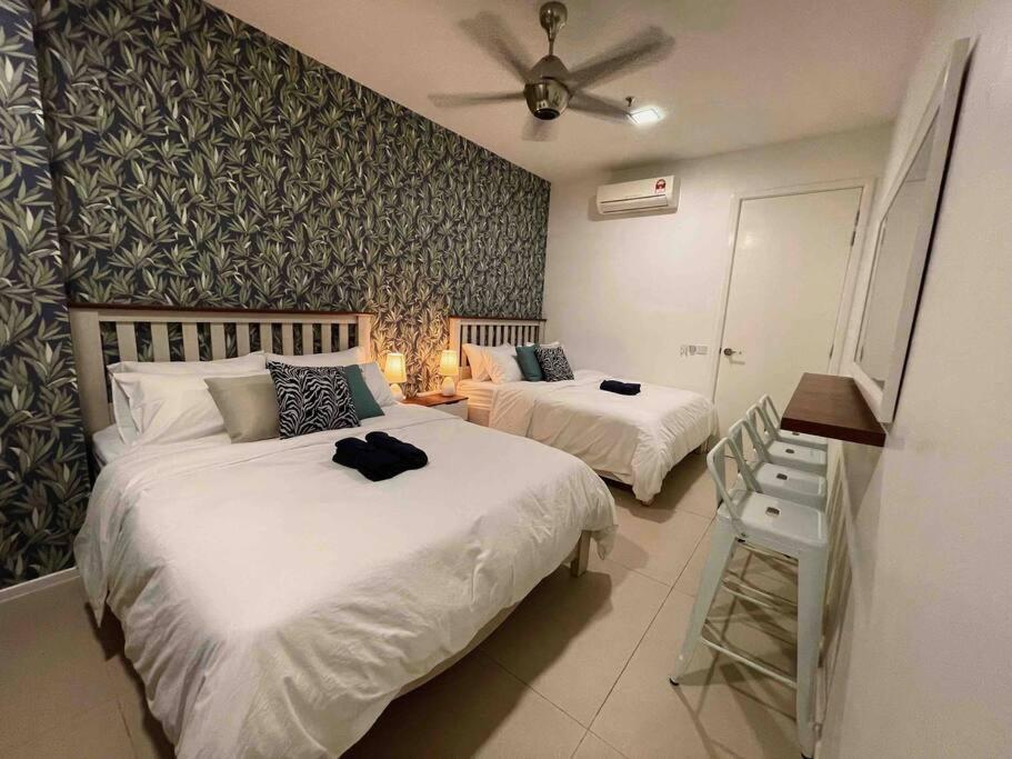 Arcoris Mont Kiara - Huge Balcony for 8 pax 1B1BR - 2 queen and 1 Partition Room Bunk Bed