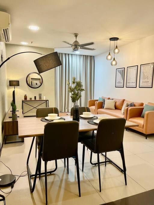 Arcoris Mont Kiara - Huge Balcony for 8 pax 1B1BR - 2 queen and 1 Partition Room Bunk Bed